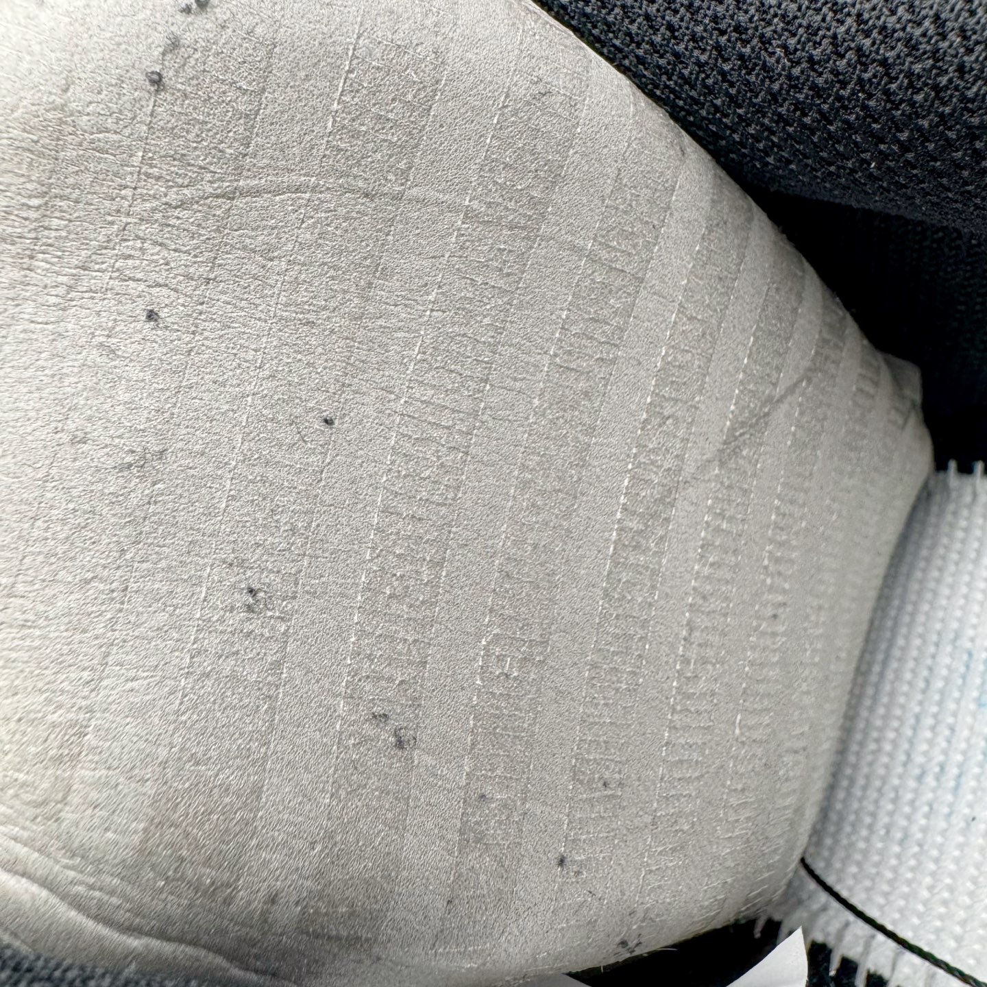 图片[10]-＃G版纯原 NK Air Force 1 Low \’07 空军一号低帮经典板鞋 2025新版 黑白 FZ0627-010 独家私模2025全新鱼鳞纹大底 咬花纹路更加清晰 全新排版鞋头倒置五角星 五角星对比旧版老版本 间距放大 星星缩小 全套官方原配件 防尘布袋 全鞋电脑针车 工整有序 视觉效果满分 原厂拉帮手法 标准四线 密度针距针孔大小控制到位 原装反口里网布海绵 正确卡色网眼大小 新版鞋撑改用纸团代替 原厂港宝加持完美还原灵魂版型 从里到外百分百还原 内置Sole气垫 中底白色背胶 已经无限的接近公司 原厂楦头 原厂刺绣 后跟弧度完美 独家私模最大开发到48.5 尺码：35.5 36 36.5 37.5 38 38.5 39 40 40.5 41 42 42.5 43 44 44.5 45 46 47.5 48.5-选品中心