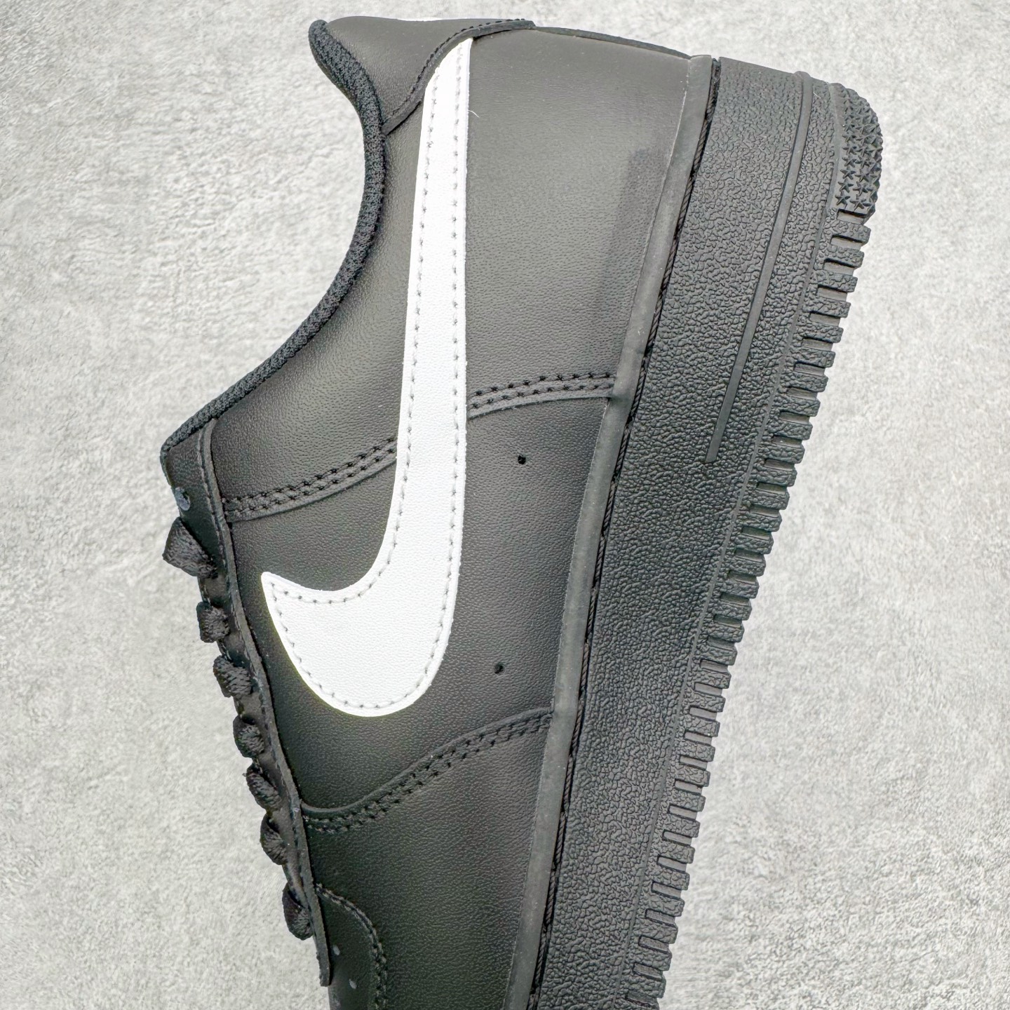 图片[7]-＃G版纯原 NK Air Force 1 Low \’07 空军一号低帮经典板鞋 2025新版 黑白 FZ0627-010 独家私模2025全新鱼鳞纹大底 咬花纹路更加清晰 全新排版鞋头倒置五角星 五角星对比旧版老版本 间距放大 星星缩小 全套官方原配件 防尘布袋 全鞋电脑针车 工整有序 视觉效果满分 原厂拉帮手法 标准四线 密度针距针孔大小控制到位 原装反口里网布海绵 正确卡色网眼大小 新版鞋撑改用纸团代替 原厂港宝加持完美还原灵魂版型 从里到外百分百还原 内置Sole气垫 中底白色背胶 已经无限的接近公司 原厂楦头 原厂刺绣 后跟弧度完美 独家私模最大开发到48.5 尺码：35.5 36 36.5 37.5 38 38.5 39 40 40.5 41 42 42.5 43 44 44.5 45 46 47.5 48.5-选品中心