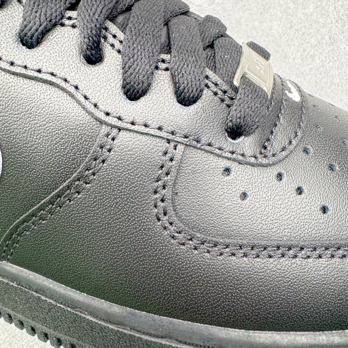 图片[20]-＃G版纯原 NK Air Force 1 Low \’07 空军一号低帮经典板鞋 2025新版 黑白 FZ0627-010 独家私模2025全新鱼鳞纹大底 咬花纹路更加清晰 全新排版鞋头倒置五角星 五角星对比旧版老版本 间距放大 星星缩小 全套官方原配件 防尘布袋 全鞋电脑针车 工整有序 视觉效果满分 原厂拉帮手法 标准四线 密度针距针孔大小控制到位 原装反口里网布海绵 正确卡色网眼大小 新版鞋撑改用纸团代替 原厂港宝加持完美还原灵魂版型 从里到外百分百还原 内置Sole气垫 中底白色背胶 已经无限的接近公司 原厂楦头 原厂刺绣 后跟弧度完美 独家私模最大开发到48.5 尺码：35.5 36 36.5 37.5 38 38.5 39 40 40.5 41 42 42.5 43 44 44.5 45 46 47.5 48.5-选品中心