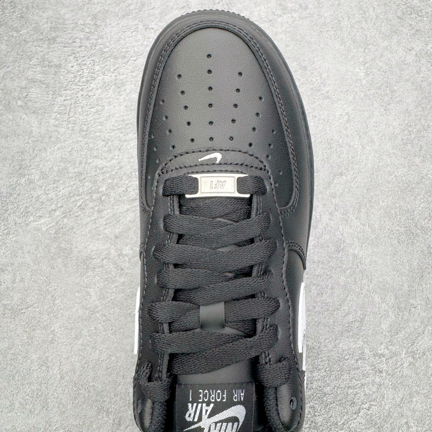 图片[4]-＃G版纯原 NK Air Force 1 Low \’07 空军一号低帮经典板鞋 2025新版 黑白 FZ0627-010 独家私模2025全新鱼鳞纹大底 咬花纹路更加清晰 全新排版鞋头倒置五角星 五角星对比旧版老版本 间距放大 星星缩小 全套官方原配件 防尘布袋 全鞋电脑针车 工整有序 视觉效果满分 原厂拉帮手法 标准四线 密度针距针孔大小控制到位 原装反口里网布海绵 正确卡色网眼大小 新版鞋撑改用纸团代替 原厂港宝加持完美还原灵魂版型 从里到外百分百还原 内置Sole气垫 中底白色背胶 已经无限的接近公司 原厂楦头 原厂刺绣 后跟弧度完美 独家私模最大开发到48.5 尺码：35.5 36 36.5 37.5 38 38.5 39 40 40.5 41 42 42.5 43 44 44.5 45 46 47.5 48.5-选品中心