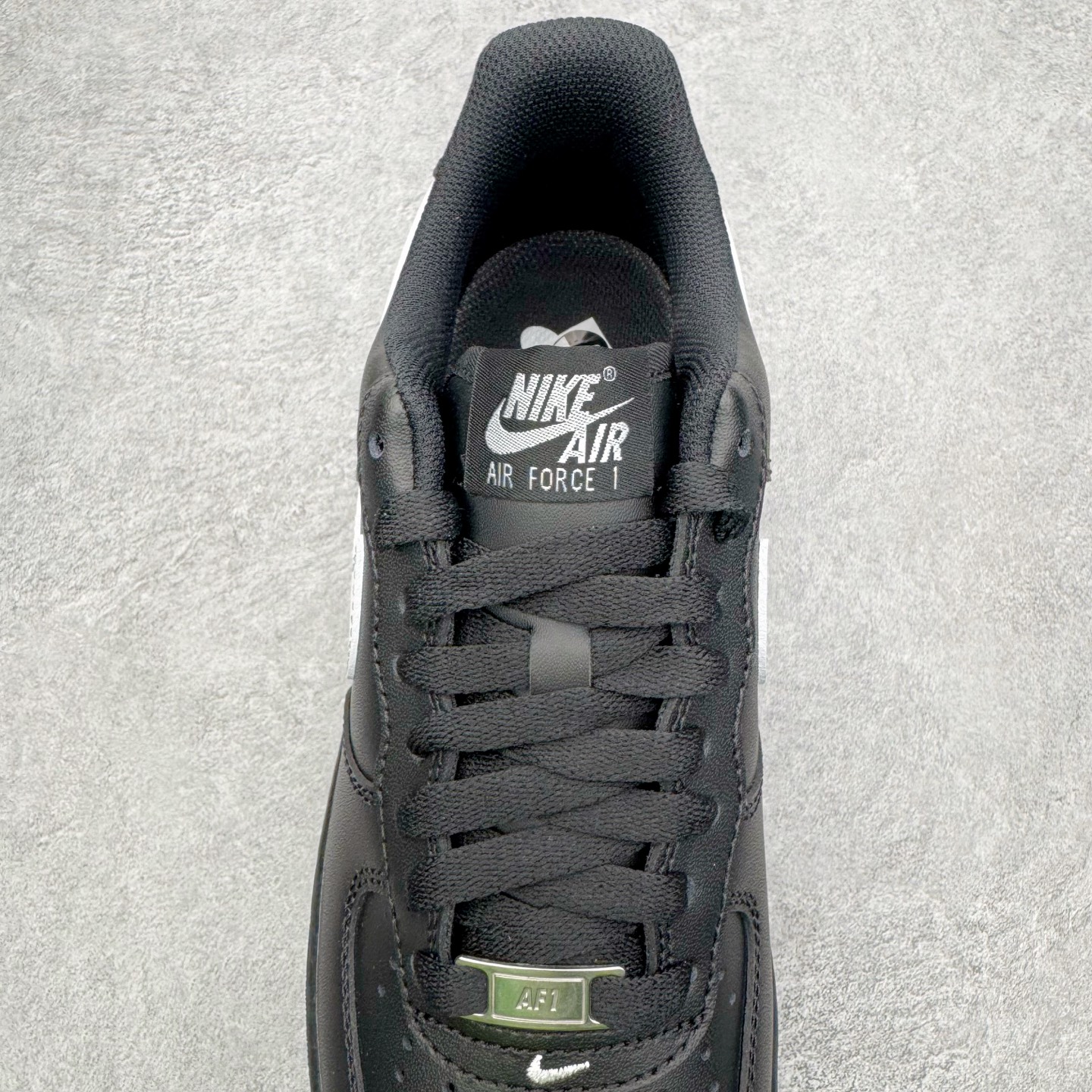 图片[5]-＃G版纯原 NK Air Force 1 Low \’07 空军一号低帮经典板鞋 2025新版 黑白 FZ0627-010 独家私模2025全新鱼鳞纹大底 咬花纹路更加清晰 全新排版鞋头倒置五角星 五角星对比旧版老版本 间距放大 星星缩小 全套官方原配件 防尘布袋 全鞋电脑针车 工整有序 视觉效果满分 原厂拉帮手法 标准四线 密度针距针孔大小控制到位 原装反口里网布海绵 正确卡色网眼大小 新版鞋撑改用纸团代替 原厂港宝加持完美还原灵魂版型 从里到外百分百还原 内置Sole气垫 中底白色背胶 已经无限的接近公司 原厂楦头 原厂刺绣 后跟弧度完美 独家私模最大开发到48.5 尺码：35.5 36 36.5 37.5 38 38.5 39 40 40.5 41 42 42.5 43 44 44.5 45 46 47.5 48.5-选品中心