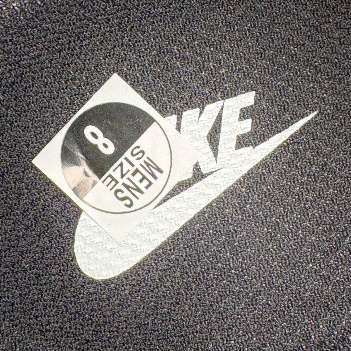 图片[12]-＃G版纯原 NK Air Force 1 Low \’07 空军一号低帮经典板鞋 2025新版 黑白 FZ0627-010 独家私模2025全新鱼鳞纹大底 咬花纹路更加清晰 全新排版鞋头倒置五角星 五角星对比旧版老版本 间距放大 星星缩小 全套官方原配件 防尘布袋 全鞋电脑针车 工整有序 视觉效果满分 原厂拉帮手法 标准四线 密度针距针孔大小控制到位 原装反口里网布海绵 正确卡色网眼大小 新版鞋撑改用纸团代替 原厂港宝加持完美还原灵魂版型 从里到外百分百还原 内置Sole气垫 中底白色背胶 已经无限的接近公司 原厂楦头 原厂刺绣 后跟弧度完美 独家私模最大开发到48.5 尺码：35.5 36 36.5 37.5 38 38.5 39 40 40.5 41 42 42.5 43 44 44.5 45 46 47.5 48.5-选品中心