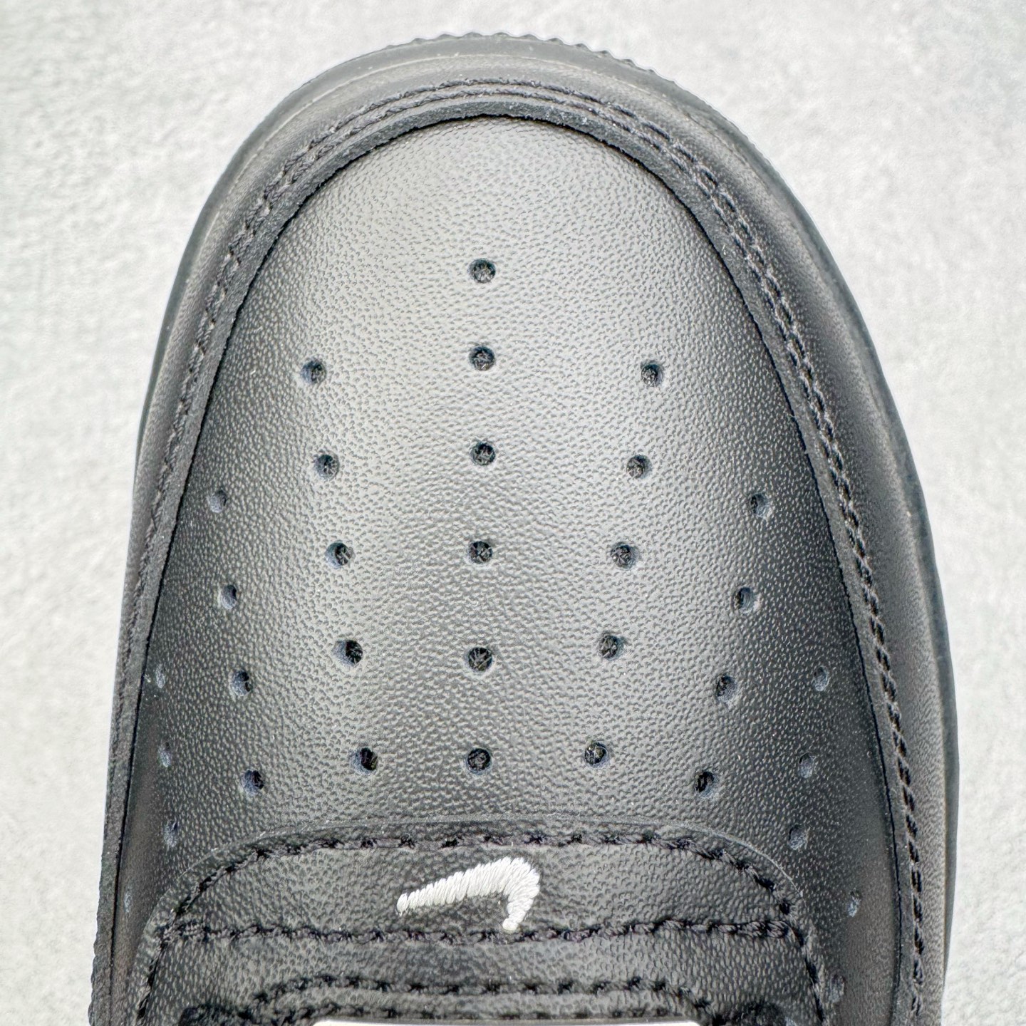 图片[16]-＃G版纯原 NK Air Force 1 Low \’07 空军一号低帮经典板鞋 2025新版 黑白 FZ0627-010 独家私模2025全新鱼鳞纹大底 咬花纹路更加清晰 全新排版鞋头倒置五角星 五角星对比旧版老版本 间距放大 星星缩小 全套官方原配件 防尘布袋 全鞋电脑针车 工整有序 视觉效果满分 原厂拉帮手法 标准四线 密度针距针孔大小控制到位 原装反口里网布海绵 正确卡色网眼大小 新版鞋撑改用纸团代替 原厂港宝加持完美还原灵魂版型 从里到外百分百还原 内置Sole气垫 中底白色背胶 已经无限的接近公司 原厂楦头 原厂刺绣 后跟弧度完美 独家私模最大开发到48.5 尺码：35.5 36 36.5 37.5 38 38.5 39 40 40.5 41 42 42.5 43 44 44.5 45 46 47.5 48.5-选品中心