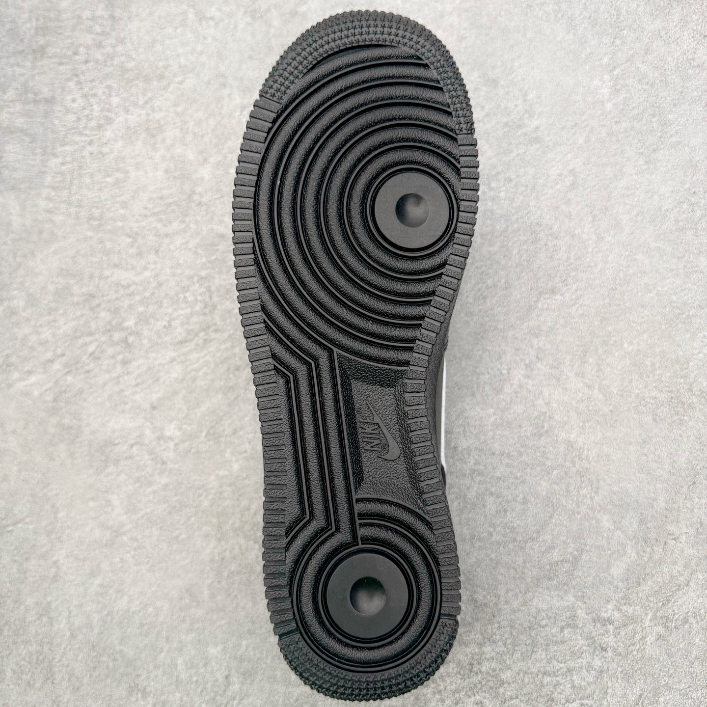 图片[9]-＃G版纯原 NK Air Force 1 Low \’07 空军一号低帮经典板鞋 2025新版 黑白 FZ0627-010 独家私模2025全新鱼鳞纹大底 咬花纹路更加清晰 全新排版鞋头倒置五角星 五角星对比旧版老版本 间距放大 星星缩小 全套官方原配件 防尘布袋 全鞋电脑针车 工整有序 视觉效果满分 原厂拉帮手法 标准四线 密度针距针孔大小控制到位 原装反口里网布海绵 正确卡色网眼大小 新版鞋撑改用纸团代替 原厂港宝加持完美还原灵魂版型 从里到外百分百还原 内置Sole气垫 中底白色背胶 已经无限的接近公司 原厂楦头 原厂刺绣 后跟弧度完美 独家私模最大开发到48.5 尺码：35.5 36 36.5 37.5 38 38.5 39 40 40.5 41 42 42.5 43 44 44.5 45 46 47.5 48.5-选品中心