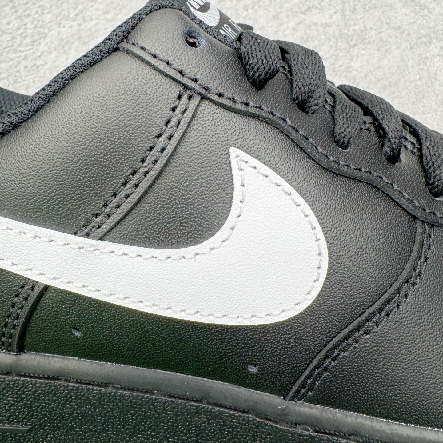 图片[19]-＃G版纯原 NK Air Force 1 Low \’07 空军一号低帮经典板鞋 2025新版 黑白 FZ0627-010 独家私模2025全新鱼鳞纹大底 咬花纹路更加清晰 全新排版鞋头倒置五角星 五角星对比旧版老版本 间距放大 星星缩小 全套官方原配件 防尘布袋 全鞋电脑针车 工整有序 视觉效果满分 原厂拉帮手法 标准四线 密度针距针孔大小控制到位 原装反口里网布海绵 正确卡色网眼大小 新版鞋撑改用纸团代替 原厂港宝加持完美还原灵魂版型 从里到外百分百还原 内置Sole气垫 中底白色背胶 已经无限的接近公司 原厂楦头 原厂刺绣 后跟弧度完美 独家私模最大开发到48.5 尺码：35.5 36 36.5 37.5 38 38.5 39 40 40.5 41 42 42.5 43 44 44.5 45 46 47.5 48.5-选品中心