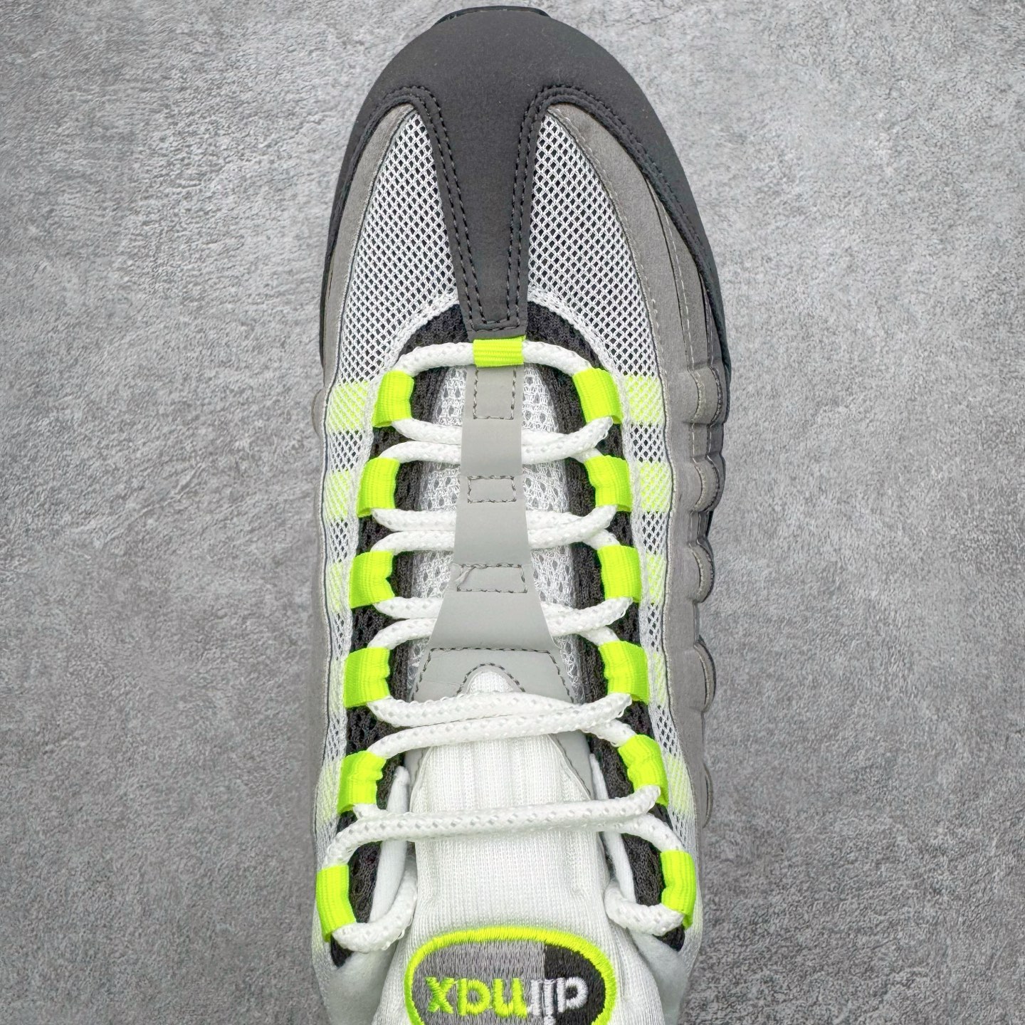 图片[4]-＃SF外贸特供 NK Air Max 95 OG 舒适百搭耐磨低帮气垫休闲跑步鞋 男女同款 灰绿 HM4740-001 亲自操刀耗时半年开发 重金购买全套印尼原厂纸板楦头开发 2025官方主推系列 致敬诞生30周年的传奇鞋型 Air Max 95 系列再度重磅复刻归来 以全新配色续写光辉历史 更以现代手法重塑经典 将复古风格与前沿科技完美融合 一比一鞋头弧度高度鞋身弧度 东莞原厂模具大底 一码一模 原厂高韧性Tpu 独家供应35.5 45.5 48.5 49.5 50.5 原厂特供同批次皮料与Zp零色差 原厂特供内外标均可过绿X扫描认证 独家原装Big Bubble气垫 气垫体积更大 提供更强的缓震性能和回弹性 进口玻璃冲刀皮料裁剪零毛边 电脑针车工艺 鞋面不留荧光细节 平台可冲 超高鞋面清洁度 最高QC检验标准 控制溢胶瑕疵 每一双都是工艺品 实拍调校N版已经零色差零失真 百分百还原实物色彩所见即所得 不存在货不对板色差等低级问题 选购参考实物拍摄 不混卖不参货 只用心做好货严格选品 承诺混一赔十 尺码：35.5 36 36.5 37.5 38 38.5 39 40 40.5 41 42 42.5 43 44 44.5 45 45.5 46 47.5 48.5 49.5 50.5-选品中心