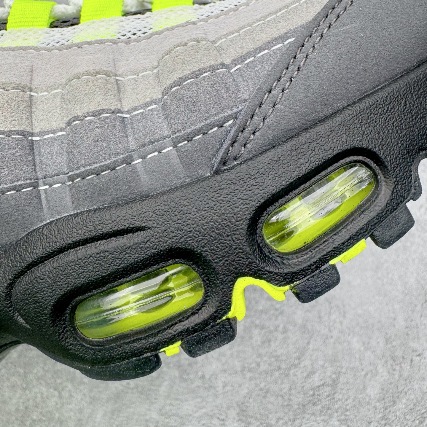 图片[12]-＃SF外贸特供 NK Air Max 95 OG 舒适百搭耐磨低帮气垫休闲跑步鞋 男女同款 灰绿 HM4740-001 亲自操刀耗时半年开发 重金购买全套印尼原厂纸板楦头开发 2025官方主推系列 致敬诞生30周年的传奇鞋型 Air Max 95 系列再度重磅复刻归来 以全新配色续写光辉历史 更以现代手法重塑经典 将复古风格与前沿科技完美融合 一比一鞋头弧度高度鞋身弧度 东莞原厂模具大底 一码一模 原厂高韧性Tpu 独家供应35.5 45.5 48.5 49.5 50.5 原厂特供同批次皮料与Zp零色差 原厂特供内外标均可过绿X扫描认证 独家原装Big Bubble气垫 气垫体积更大 提供更强的缓震性能和回弹性 进口玻璃冲刀皮料裁剪零毛边 电脑针车工艺 鞋面不留荧光细节 平台可冲 超高鞋面清洁度 最高QC检验标准 控制溢胶瑕疵 每一双都是工艺品 实拍调校N版已经零色差零失真 百分百还原实物色彩所见即所得 不存在货不对板色差等低级问题 选购参考实物拍摄 不混卖不参货 只用心做好货严格选品 承诺混一赔十 尺码：35.5 36 36.5 37.5 38 38.5 39 40 40.5 41 42 42.5 43 44 44.5 45 45.5 46 47.5 48.5 49.5 50.5-选品中心