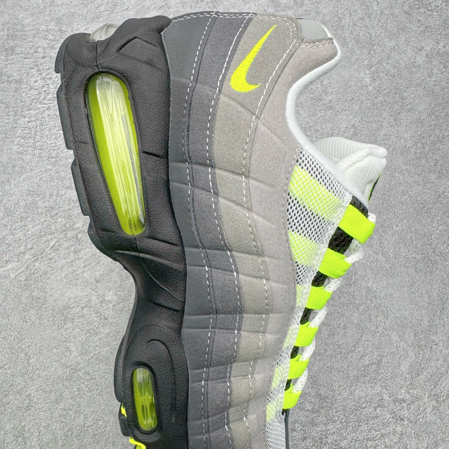 图片[6]-＃SF外贸特供 NK Air Max 95 OG 舒适百搭耐磨低帮气垫休闲跑步鞋 男女同款 灰绿 HM4740-001 亲自操刀耗时半年开发 重金购买全套印尼原厂纸板楦头开发 2025官方主推系列 致敬诞生30周年的传奇鞋型 Air Max 95 系列再度重磅复刻归来 以全新配色续写光辉历史 更以现代手法重塑经典 将复古风格与前沿科技完美融合 一比一鞋头弧度高度鞋身弧度 东莞原厂模具大底 一码一模 原厂高韧性Tpu 独家供应35.5 45.5 48.5 49.5 50.5 原厂特供同批次皮料与Zp零色差 原厂特供内外标均可过绿X扫描认证 独家原装Big Bubble气垫 气垫体积更大 提供更强的缓震性能和回弹性 进口玻璃冲刀皮料裁剪零毛边 电脑针车工艺 鞋面不留荧光细节 平台可冲 超高鞋面清洁度 最高QC检验标准 控制溢胶瑕疵 每一双都是工艺品 实拍调校N版已经零色差零失真 百分百还原实物色彩所见即所得 不存在货不对板色差等低级问题 选购参考实物拍摄 不混卖不参货 只用心做好货严格选品 承诺混一赔十 尺码：35.5 36 36.5 37.5 38 38.5 39 40 40.5 41 42 42.5 43 44 44.5 45 45.5 46 47.5 48.5 49.5 50.5-选品中心