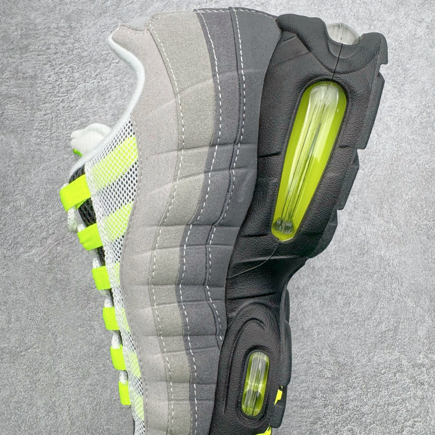 图片[7]-＃SF外贸特供 NK Air Max 95 OG 舒适百搭耐磨低帮气垫休闲跑步鞋 男女同款 灰绿 HM4740-001 亲自操刀耗时半年开发 重金购买全套印尼原厂纸板楦头开发 2025官方主推系列 致敬诞生30周年的传奇鞋型 Air Max 95 系列再度重磅复刻归来 以全新配色续写光辉历史 更以现代手法重塑经典 将复古风格与前沿科技完美融合 一比一鞋头弧度高度鞋身弧度 东莞原厂模具大底 一码一模 原厂高韧性Tpu 独家供应35.5 45.5 48.5 49.5 50.5 原厂特供同批次皮料与Zp零色差 原厂特供内外标均可过绿X扫描认证 独家原装Big Bubble气垫 气垫体积更大 提供更强的缓震性能和回弹性 进口玻璃冲刀皮料裁剪零毛边 电脑针车工艺 鞋面不留荧光细节 平台可冲 超高鞋面清洁度 最高QC检验标准 控制溢胶瑕疵 每一双都是工艺品 实拍调校N版已经零色差零失真 百分百还原实物色彩所见即所得 不存在货不对板色差等低级问题 选购参考实物拍摄 不混卖不参货 只用心做好货严格选品 承诺混一赔十 尺码：35.5 36 36.5 37.5 38 38.5 39 40 40.5 41 42 42.5 43 44 44.5 45 45.5 46 47.5 48.5 49.5 50.5-选品中心