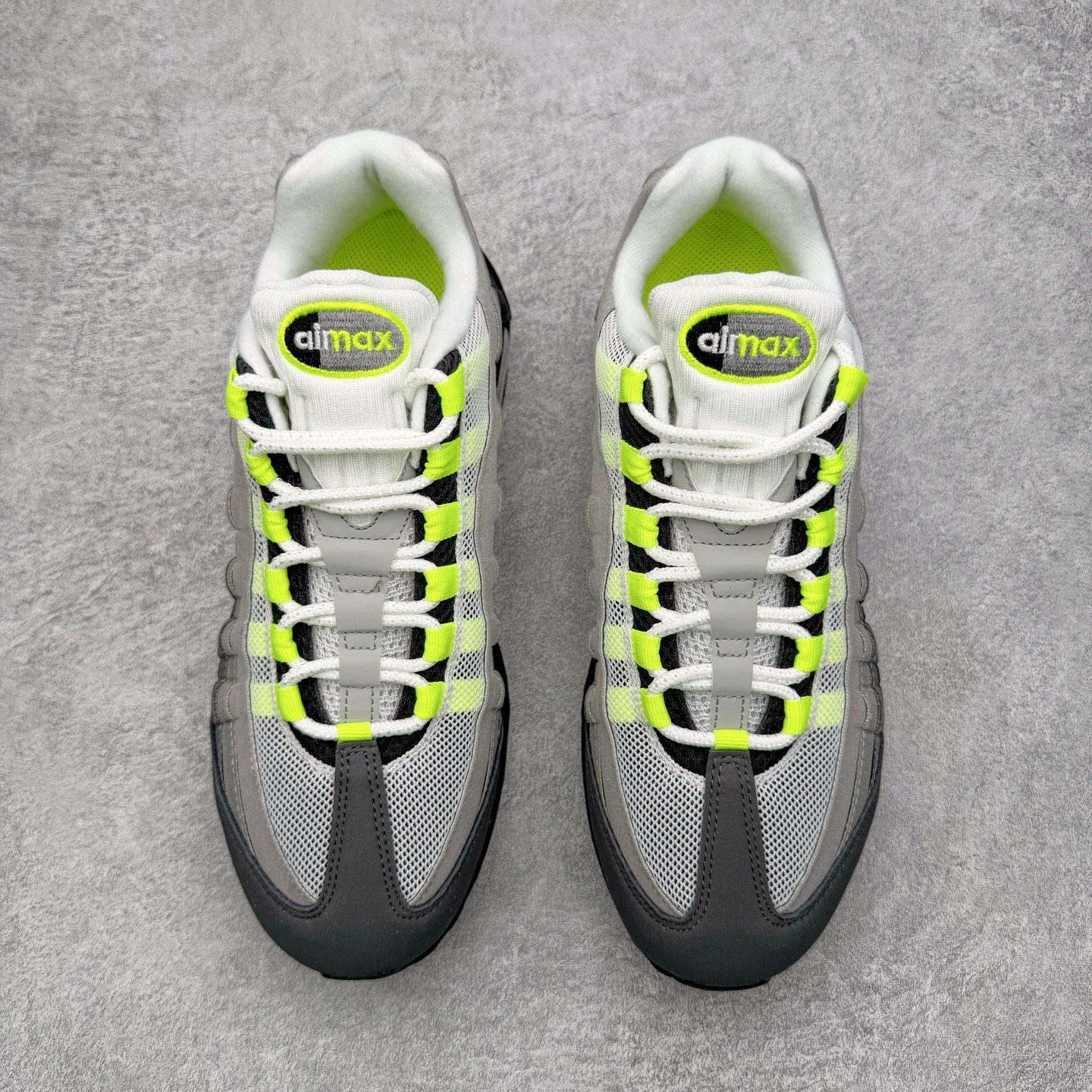 图片[2]-＃SF外贸特供 NK Air Max 95 OG 舒适百搭耐磨低帮气垫休闲跑步鞋 男女同款 灰绿 HM4740-001 亲自操刀耗时半年开发 重金购买全套印尼原厂纸板楦头开发 2025官方主推系列 致敬诞生30周年的传奇鞋型 Air Max 95 系列再度重磅复刻归来 以全新配色续写光辉历史 更以现代手法重塑经典 将复古风格与前沿科技完美融合 一比一鞋头弧度高度鞋身弧度 东莞原厂模具大底 一码一模 原厂高韧性Tpu 独家供应35.5 45.5 48.5 49.5 50.5 原厂特供同批次皮料与Zp零色差 原厂特供内外标均可过绿X扫描认证 独家原装Big Bubble气垫 气垫体积更大 提供更强的缓震性能和回弹性 进口玻璃冲刀皮料裁剪零毛边 电脑针车工艺 鞋面不留荧光细节 平台可冲 超高鞋面清洁度 最高QC检验标准 控制溢胶瑕疵 每一双都是工艺品 实拍调校N版已经零色差零失真 百分百还原实物色彩所见即所得 不存在货不对板色差等低级问题 选购参考实物拍摄 不混卖不参货 只用心做好货严格选品 承诺混一赔十 尺码：35.5 36 36.5 37.5 38 38.5 39 40 40.5 41 42 42.5 43 44 44.5 45 45.5 46 47.5 48.5 49.5 50.5-选品中心