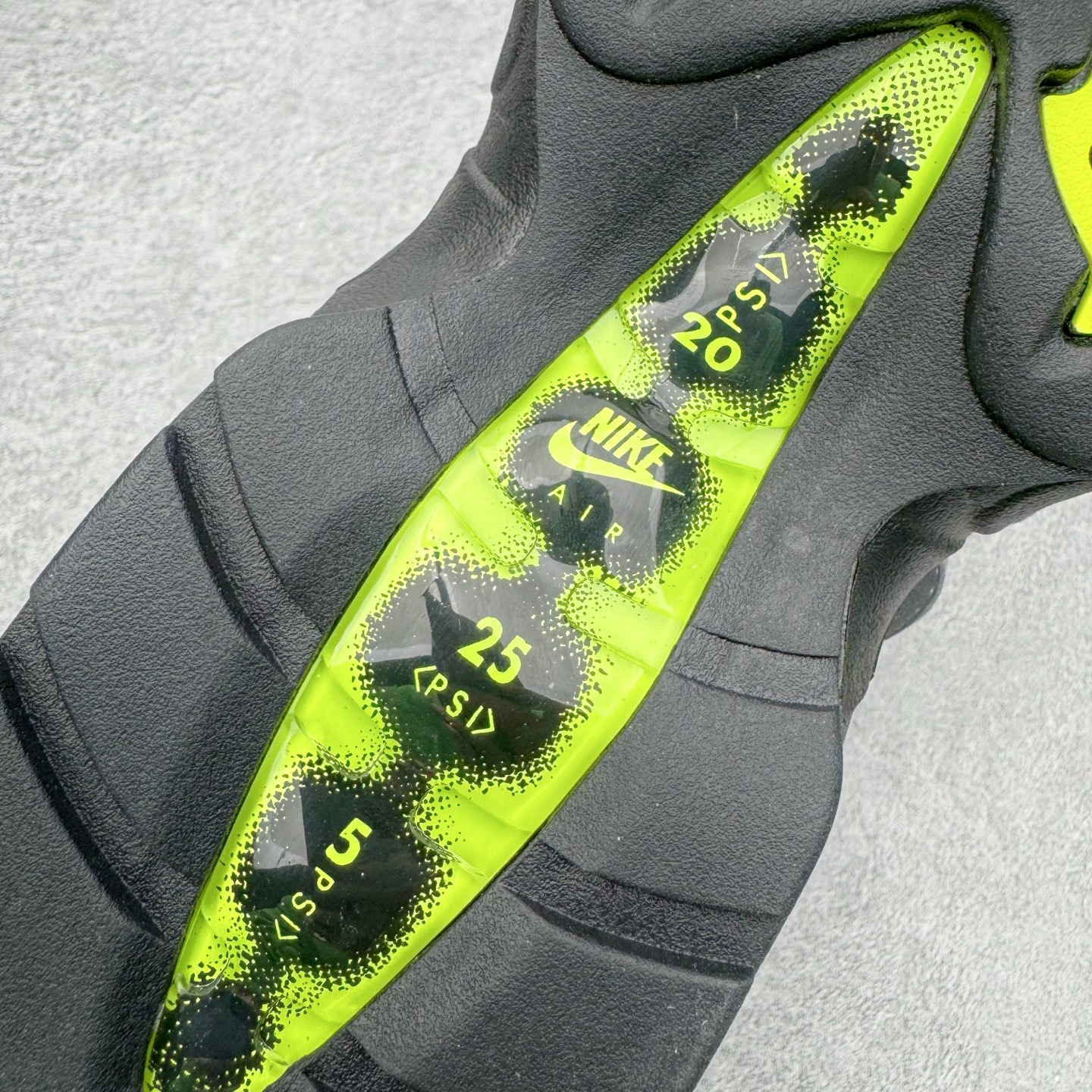 图片[10]-＃SF外贸特供 NK Air Max 95 OG 舒适百搭耐磨低帮气垫休闲跑步鞋 男女同款 灰绿 HM4740-001 亲自操刀耗时半年开发 重金购买全套印尼原厂纸板楦头开发 2025官方主推系列 致敬诞生30周年的传奇鞋型 Air Max 95 系列再度重磅复刻归来 以全新配色续写光辉历史 更以现代手法重塑经典 将复古风格与前沿科技完美融合 一比一鞋头弧度高度鞋身弧度 东莞原厂模具大底 一码一模 原厂高韧性Tpu 独家供应35.5 45.5 48.5 49.5 50.5 原厂特供同批次皮料与Zp零色差 原厂特供内外标均可过绿X扫描认证 独家原装Big Bubble气垫 气垫体积更大 提供更强的缓震性能和回弹性 进口玻璃冲刀皮料裁剪零毛边 电脑针车工艺 鞋面不留荧光细节 平台可冲 超高鞋面清洁度 最高QC检验标准 控制溢胶瑕疵 每一双都是工艺品 实拍调校N版已经零色差零失真 百分百还原实物色彩所见即所得 不存在货不对板色差等低级问题 选购参考实物拍摄 不混卖不参货 只用心做好货严格选品 承诺混一赔十 尺码：35.5 36 36.5 37.5 38 38.5 39 40 40.5 41 42 42.5 43 44 44.5 45 45.5 46 47.5 48.5 49.5 50.5-选品中心