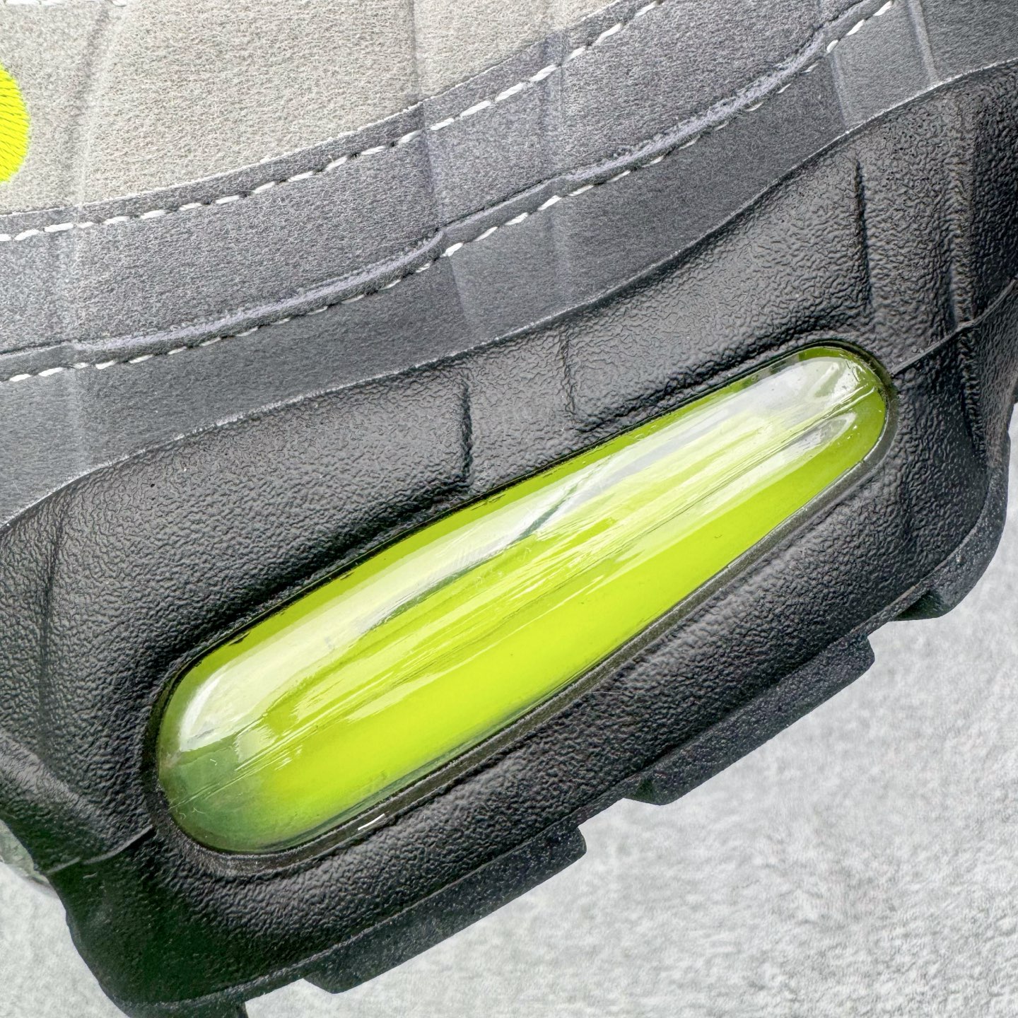 图片[14]-＃SF外贸特供 NK Air Max 95 OG 舒适百搭耐磨低帮气垫休闲跑步鞋 男女同款 灰绿 HM4740-001 亲自操刀耗时半年开发 重金购买全套印尼原厂纸板楦头开发 2025官方主推系列 致敬诞生30周年的传奇鞋型 Air Max 95 系列再度重磅复刻归来 以全新配色续写光辉历史 更以现代手法重塑经典 将复古风格与前沿科技完美融合 一比一鞋头弧度高度鞋身弧度 东莞原厂模具大底 一码一模 原厂高韧性Tpu 独家供应35.5 45.5 48.5 49.5 50.5 原厂特供同批次皮料与Zp零色差 原厂特供内外标均可过绿X扫描认证 独家原装Big Bubble气垫 气垫体积更大 提供更强的缓震性能和回弹性 进口玻璃冲刀皮料裁剪零毛边 电脑针车工艺 鞋面不留荧光细节 平台可冲 超高鞋面清洁度 最高QC检验标准 控制溢胶瑕疵 每一双都是工艺品 实拍调校N版已经零色差零失真 百分百还原实物色彩所见即所得 不存在货不对板色差等低级问题 选购参考实物拍摄 不混卖不参货 只用心做好货严格选品 承诺混一赔十 尺码：35.5 36 36.5 37.5 38 38.5 39 40 40.5 41 42 42.5 43 44 44.5 45 45.5 46 47.5 48.5 49.5 50.5-选品中心