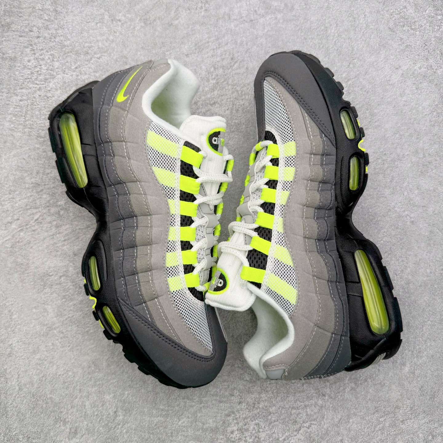 图片[3]-＃SF外贸特供 NK Air Max 95 OG 舒适百搭耐磨低帮气垫休闲跑步鞋 男女同款 灰绿 HM4740-001 亲自操刀耗时半年开发 重金购买全套印尼原厂纸板楦头开发 2025官方主推系列 致敬诞生30周年的传奇鞋型 Air Max 95 系列再度重磅复刻归来 以全新配色续写光辉历史 更以现代手法重塑经典 将复古风格与前沿科技完美融合 一比一鞋头弧度高度鞋身弧度 东莞原厂模具大底 一码一模 原厂高韧性Tpu 独家供应35.5 45.5 48.5 49.5 50.5 原厂特供同批次皮料与Zp零色差 原厂特供内外标均可过绿X扫描认证 独家原装Big Bubble气垫 气垫体积更大 提供更强的缓震性能和回弹性 进口玻璃冲刀皮料裁剪零毛边 电脑针车工艺 鞋面不留荧光细节 平台可冲 超高鞋面清洁度 最高QC检验标准 控制溢胶瑕疵 每一双都是工艺品 实拍调校N版已经零色差零失真 百分百还原实物色彩所见即所得 不存在货不对板色差等低级问题 选购参考实物拍摄 不混卖不参货 只用心做好货严格选品 承诺混一赔十 尺码：35.5 36 36.5 37.5 38 38.5 39 40 40.5 41 42 42.5 43 44 44.5 45 45.5 46 47.5 48.5 49.5 50.5-选品中心