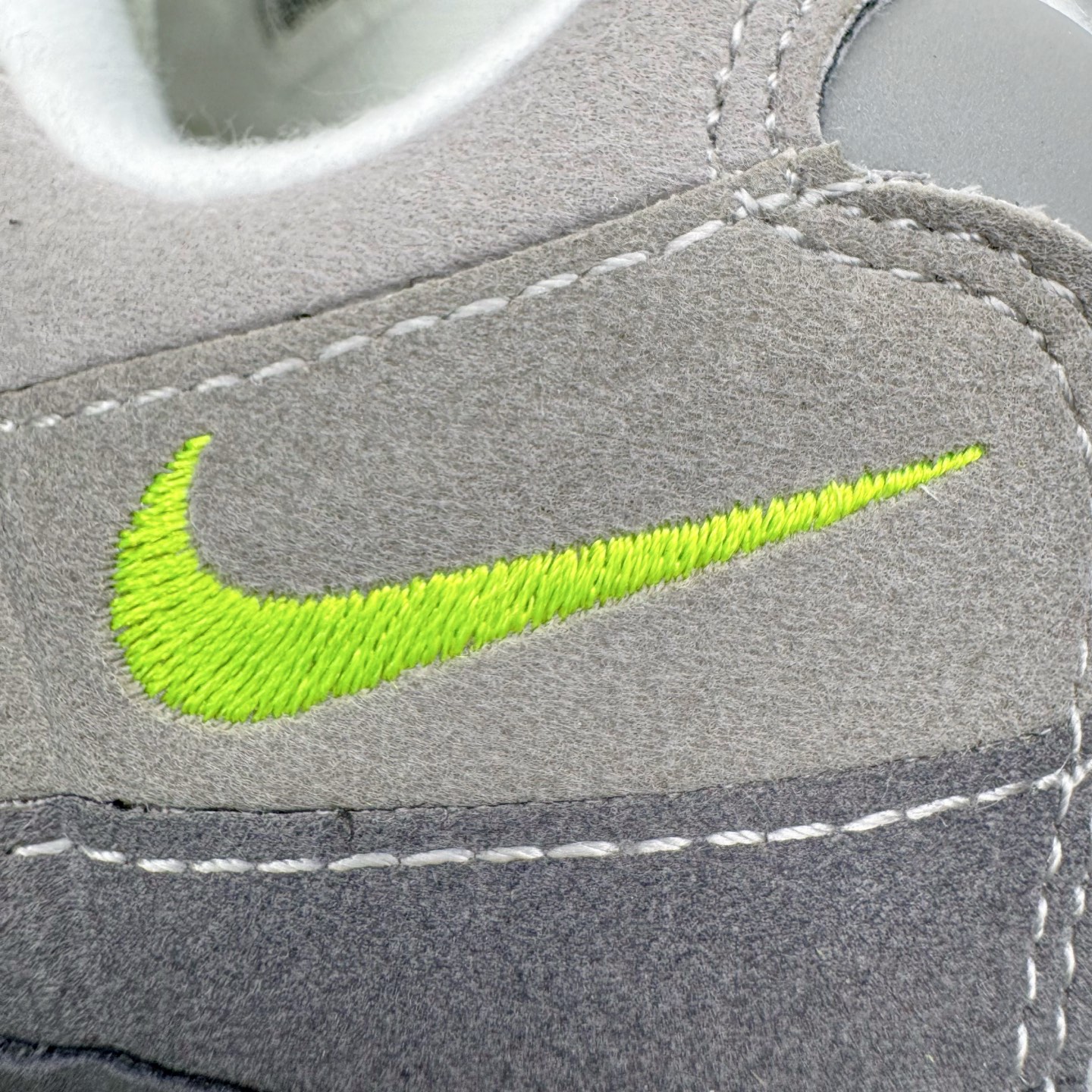 图片[16]-＃SF外贸特供 NK Air Max 95 OG 舒适百搭耐磨低帮气垫休闲跑步鞋 男女同款 灰绿 HM4740-001 亲自操刀耗时半年开发 重金购买全套印尼原厂纸板楦头开发 2025官方主推系列 致敬诞生30周年的传奇鞋型 Air Max 95 系列再度重磅复刻归来 以全新配色续写光辉历史 更以现代手法重塑经典 将复古风格与前沿科技完美融合 一比一鞋头弧度高度鞋身弧度 东莞原厂模具大底 一码一模 原厂高韧性Tpu 独家供应35.5 45.5 48.5 49.5 50.5 原厂特供同批次皮料与Zp零色差 原厂特供内外标均可过绿X扫描认证 独家原装Big Bubble气垫 气垫体积更大 提供更强的缓震性能和回弹性 进口玻璃冲刀皮料裁剪零毛边 电脑针车工艺 鞋面不留荧光细节 平台可冲 超高鞋面清洁度 最高QC检验标准 控制溢胶瑕疵 每一双都是工艺品 实拍调校N版已经零色差零失真 百分百还原实物色彩所见即所得 不存在货不对板色差等低级问题 选购参考实物拍摄 不混卖不参货 只用心做好货严格选品 承诺混一赔十 尺码：35.5 36 36.5 37.5 38 38.5 39 40 40.5 41 42 42.5 43 44 44.5 45 45.5 46 47.5 48.5 49.5 50.5-选品中心