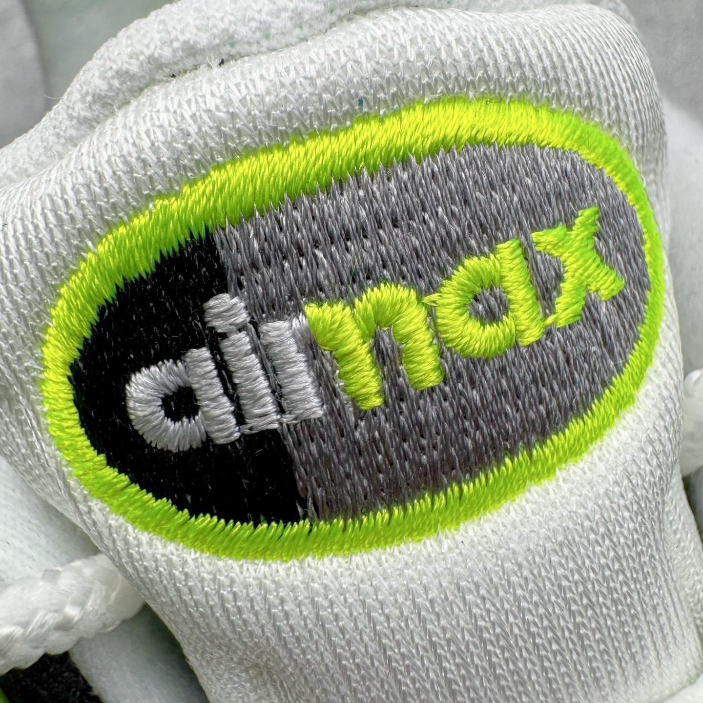 图片[17]-＃SF外贸特供 NK Air Max 95 OG 舒适百搭耐磨低帮气垫休闲跑步鞋 男女同款 灰绿 HM4740-001 亲自操刀耗时半年开发 重金购买全套印尼原厂纸板楦头开发 2025官方主推系列 致敬诞生30周年的传奇鞋型 Air Max 95 系列再度重磅复刻归来 以全新配色续写光辉历史 更以现代手法重塑经典 将复古风格与前沿科技完美融合 一比一鞋头弧度高度鞋身弧度 东莞原厂模具大底 一码一模 原厂高韧性Tpu 独家供应35.5 45.5 48.5 49.5 50.5 原厂特供同批次皮料与Zp零色差 原厂特供内外标均可过绿X扫描认证 独家原装Big Bubble气垫 气垫体积更大 提供更强的缓震性能和回弹性 进口玻璃冲刀皮料裁剪零毛边 电脑针车工艺 鞋面不留荧光细节 平台可冲 超高鞋面清洁度 最高QC检验标准 控制溢胶瑕疵 每一双都是工艺品 实拍调校N版已经零色差零失真 百分百还原实物色彩所见即所得 不存在货不对板色差等低级问题 选购参考实物拍摄 不混卖不参货 只用心做好货严格选品 承诺混一赔十 尺码：35.5 36 36.5 37.5 38 38.5 39 40 40.5 41 42 42.5 43 44 44.5 45 45.5 46 47.5 48.5 49.5 50.5-选品中心