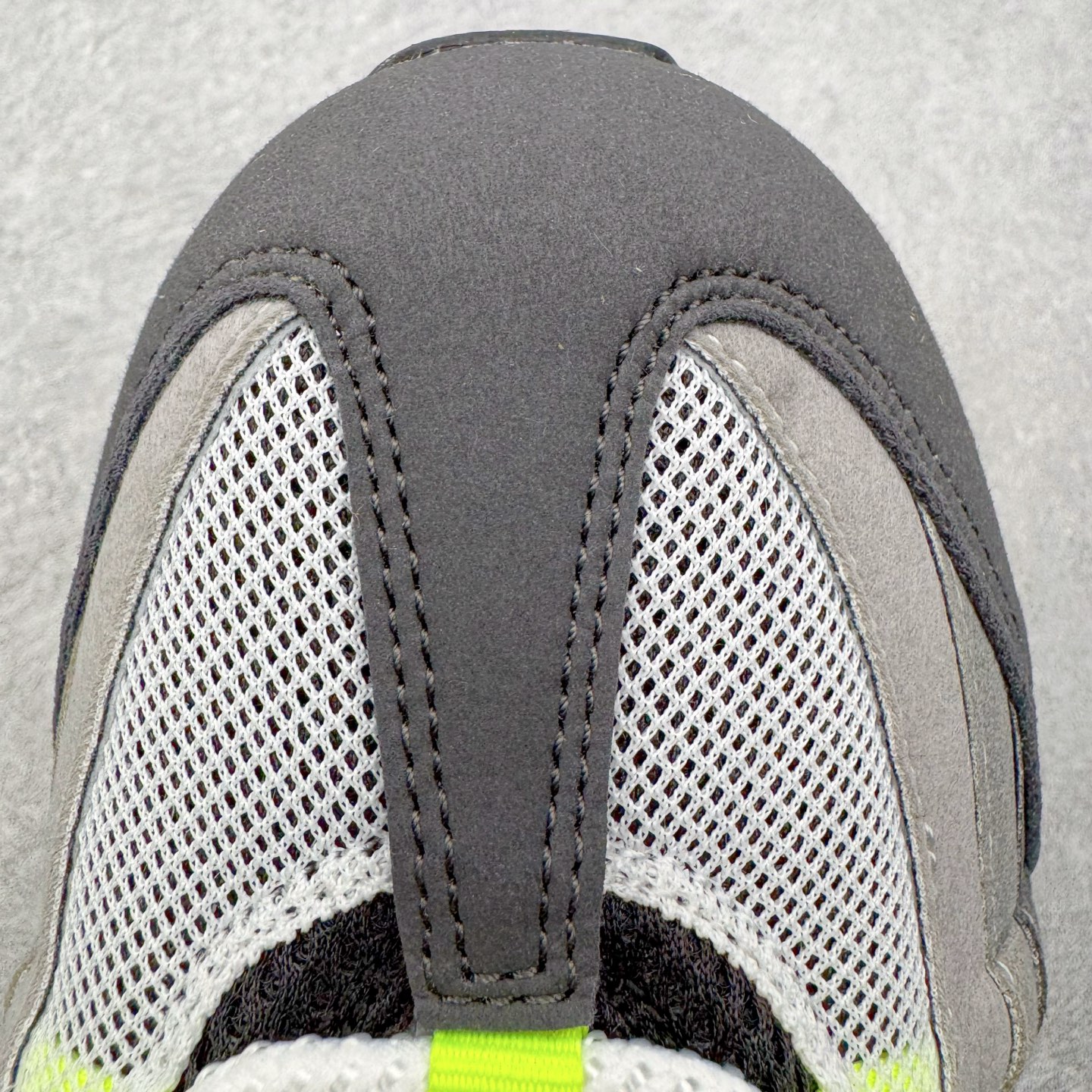 图片[11]-＃SF外贸特供 NK Air Max 95 OG 舒适百搭耐磨低帮气垫休闲跑步鞋 男女同款 灰绿 HM4740-001 亲自操刀耗时半年开发 重金购买全套印尼原厂纸板楦头开发 2025官方主推系列 致敬诞生30周年的传奇鞋型 Air Max 95 系列再度重磅复刻归来 以全新配色续写光辉历史 更以现代手法重塑经典 将复古风格与前沿科技完美融合 一比一鞋头弧度高度鞋身弧度 东莞原厂模具大底 一码一模 原厂高韧性Tpu 独家供应35.5 45.5 48.5 49.5 50.5 原厂特供同批次皮料与Zp零色差 原厂特供内外标均可过绿X扫描认证 独家原装Big Bubble气垫 气垫体积更大 提供更强的缓震性能和回弹性 进口玻璃冲刀皮料裁剪零毛边 电脑针车工艺 鞋面不留荧光细节 平台可冲 超高鞋面清洁度 最高QC检验标准 控制溢胶瑕疵 每一双都是工艺品 实拍调校N版已经零色差零失真 百分百还原实物色彩所见即所得 不存在货不对板色差等低级问题 选购参考实物拍摄 不混卖不参货 只用心做好货严格选品 承诺混一赔十 尺码：35.5 36 36.5 37.5 38 38.5 39 40 40.5 41 42 42.5 43 44 44.5 45 45.5 46 47.5 48.5 49.5 50.5-选品中心