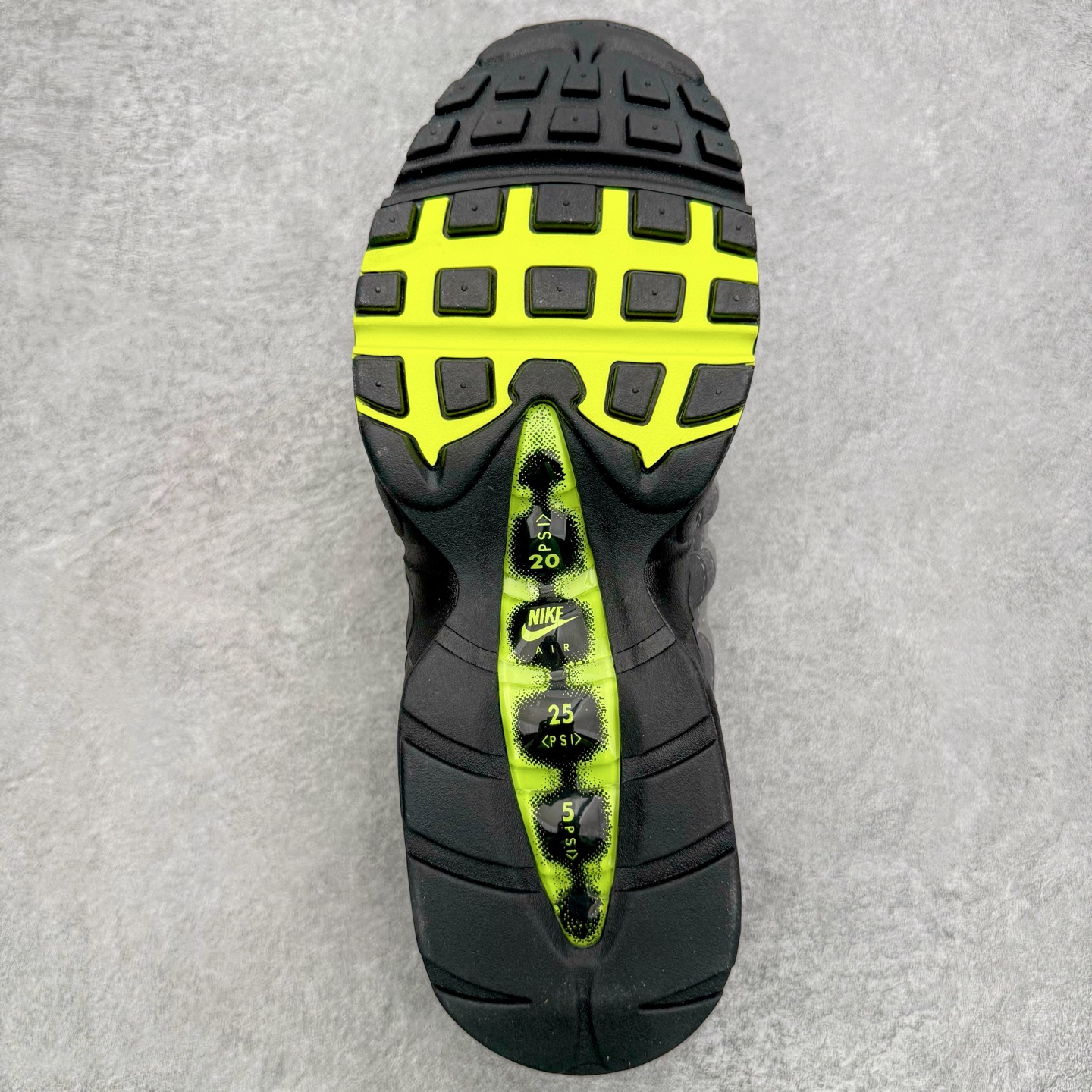 图片[9]-＃SF外贸特供 NK Air Max 95 OG 舒适百搭耐磨低帮气垫休闲跑步鞋 男女同款 灰绿 HM4740-001 亲自操刀耗时半年开发 重金购买全套印尼原厂纸板楦头开发 2025官方主推系列 致敬诞生30周年的传奇鞋型 Air Max 95 系列再度重磅复刻归来 以全新配色续写光辉历史 更以现代手法重塑经典 将复古风格与前沿科技完美融合 一比一鞋头弧度高度鞋身弧度 东莞原厂模具大底 一码一模 原厂高韧性Tpu 独家供应35.5 45.5 48.5 49.5 50.5 原厂特供同批次皮料与Zp零色差 原厂特供内外标均可过绿X扫描认证 独家原装Big Bubble气垫 气垫体积更大 提供更强的缓震性能和回弹性 进口玻璃冲刀皮料裁剪零毛边 电脑针车工艺 鞋面不留荧光细节 平台可冲 超高鞋面清洁度 最高QC检验标准 控制溢胶瑕疵 每一双都是工艺品 实拍调校N版已经零色差零失真 百分百还原实物色彩所见即所得 不存在货不对板色差等低级问题 选购参考实物拍摄 不混卖不参货 只用心做好货严格选品 承诺混一赔十 尺码：35.5 36 36.5 37.5 38 38.5 39 40 40.5 41 42 42.5 43 44 44.5 45 45.5 46 47.5 48.5 49.5 50.5-选品中心