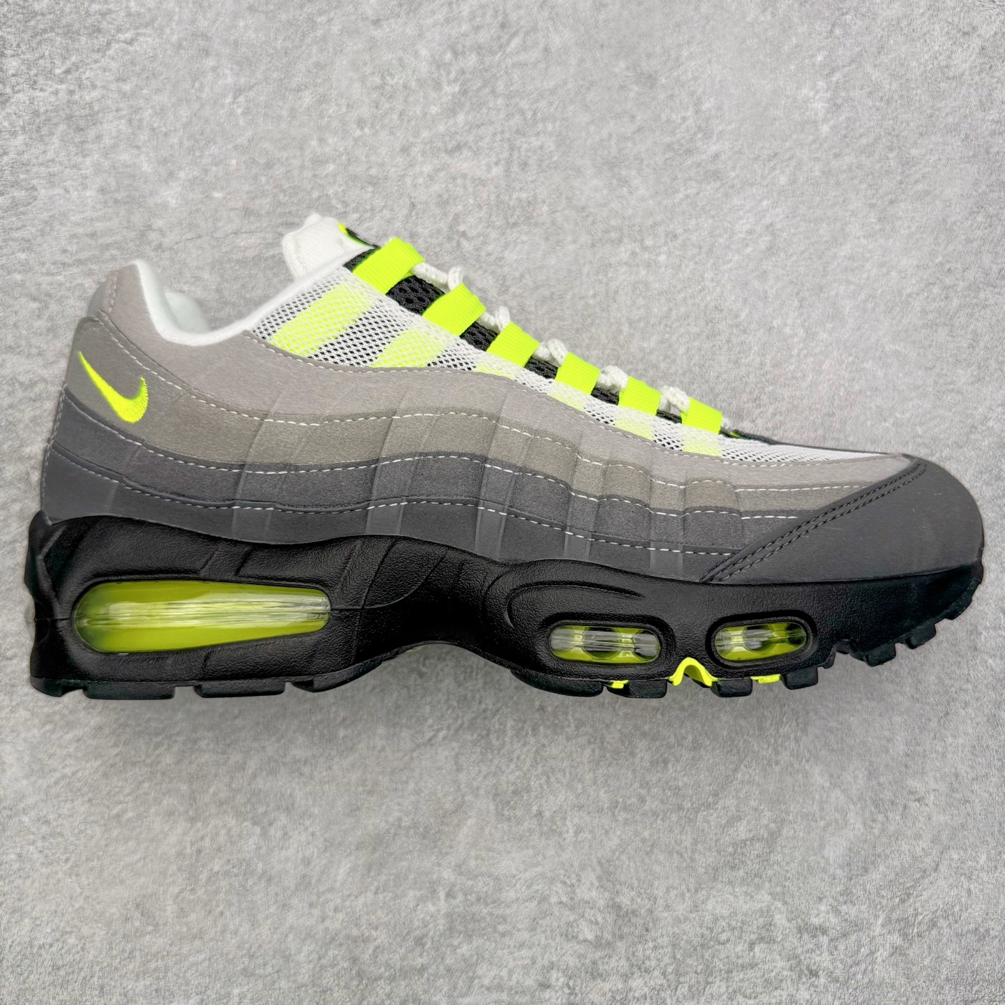 ＃SF外贸特供 NK Air Max 95 OG 舒适百搭耐磨低帮气垫休闲跑步鞋 男女同款 灰绿 HM4740-001 亲自操刀耗时半年开发 重金购买全套印尼原厂纸板楦头开发 2025官方主推系列 致敬诞生30周年的传奇鞋型 Air Max 95 系列再度重磅复刻归来 以全新配色续写光辉历史 更以现代手法重塑经典 将复古风格与前沿科技完美融合 一比一鞋头弧度高度鞋身弧度 东莞原厂模具大底 一码一模 原厂高韧性Tpu 独家供应35.5 45.5 48.5 49.5 50.5 原厂特供同批次皮料与Zp零色差 原厂特供内外标均可过绿X扫描认证 独家原装Big Bubble气垫 气垫体积更大 提供更强的缓震性能和回弹性 进口玻璃冲刀皮料裁剪零毛边 电脑针车工艺 鞋面不留荧光细节 平台可冲 超高鞋面清洁度 最高QC检验标准 控制溢胶瑕疵 每一双都是工艺品 实拍调校N版已经零色差零失真 百分百还原实物色彩所见即所得 不存在货不对板色差等低级问题 选购参考实物拍摄 不混卖不参货 只用心做好货严格选品 承诺混一赔十 尺码：35.5 36 36.5 37.5 38 38.5 39 40 40.5 41 42 42.5 43 44 44.5 45 45.5 46 47.5 48.5 49.5 50.5-选品中心