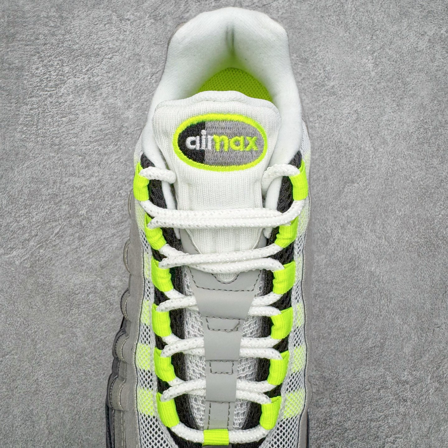 图片[5]-＃SF外贸特供 NK Air Max 95 OG 舒适百搭耐磨低帮气垫休闲跑步鞋 男女同款 灰绿 HM4740-001 亲自操刀耗时半年开发 重金购买全套印尼原厂纸板楦头开发 2025官方主推系列 致敬诞生30周年的传奇鞋型 Air Max 95 系列再度重磅复刻归来 以全新配色续写光辉历史 更以现代手法重塑经典 将复古风格与前沿科技完美融合 一比一鞋头弧度高度鞋身弧度 东莞原厂模具大底 一码一模 原厂高韧性Tpu 独家供应35.5 45.5 48.5 49.5 50.5 原厂特供同批次皮料与Zp零色差 原厂特供内外标均可过绿X扫描认证 独家原装Big Bubble气垫 气垫体积更大 提供更强的缓震性能和回弹性 进口玻璃冲刀皮料裁剪零毛边 电脑针车工艺 鞋面不留荧光细节 平台可冲 超高鞋面清洁度 最高QC检验标准 控制溢胶瑕疵 每一双都是工艺品 实拍调校N版已经零色差零失真 百分百还原实物色彩所见即所得 不存在货不对板色差等低级问题 选购参考实物拍摄 不混卖不参货 只用心做好货严格选品 承诺混一赔十 尺码：35.5 36 36.5 37.5 38 38.5 39 40 40.5 41 42 42.5 43 44 44.5 45 45.5 46 47.5 48.5 49.5 50.5-选品中心