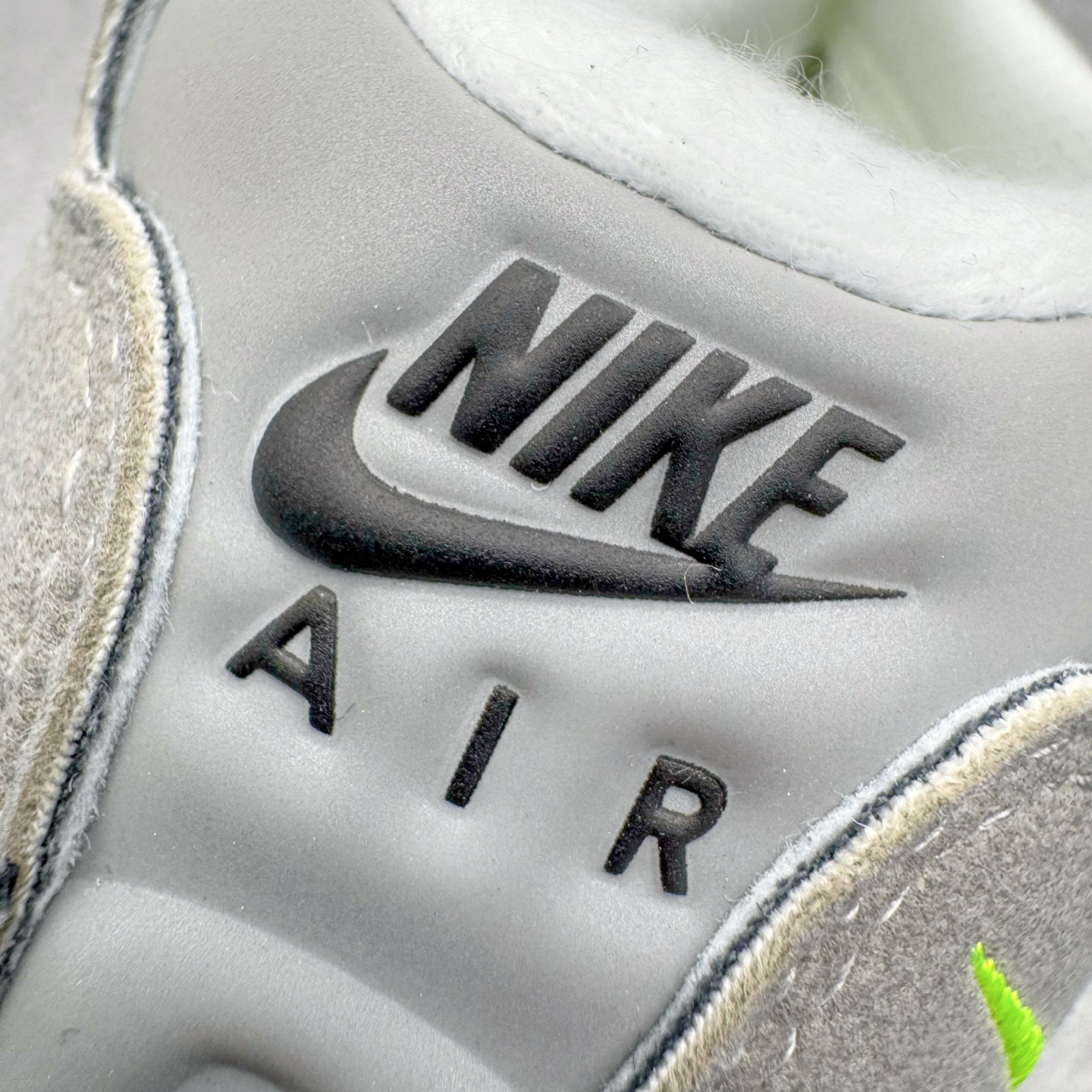 图片[13]-＃SF外贸特供 NK Air Max 95 OG 舒适百搭耐磨低帮气垫休闲跑步鞋 男女同款 灰绿 HM4740-001 亲自操刀耗时半年开发 重金购买全套印尼原厂纸板楦头开发 2025官方主推系列 致敬诞生30周年的传奇鞋型 Air Max 95 系列再度重磅复刻归来 以全新配色续写光辉历史 更以现代手法重塑经典 将复古风格与前沿科技完美融合 一比一鞋头弧度高度鞋身弧度 东莞原厂模具大底 一码一模 原厂高韧性Tpu 独家供应35.5 45.5 48.5 49.5 50.5 原厂特供同批次皮料与Zp零色差 原厂特供内外标均可过绿X扫描认证 独家原装Big Bubble气垫 气垫体积更大 提供更强的缓震性能和回弹性 进口玻璃冲刀皮料裁剪零毛边 电脑针车工艺 鞋面不留荧光细节 平台可冲 超高鞋面清洁度 最高QC检验标准 控制溢胶瑕疵 每一双都是工艺品 实拍调校N版已经零色差零失真 百分百还原实物色彩所见即所得 不存在货不对板色差等低级问题 选购参考实物拍摄 不混卖不参货 只用心做好货严格选品 承诺混一赔十 尺码：35.5 36 36.5 37.5 38 38.5 39 40 40.5 41 42 42.5 43 44 44.5 45 45.5 46 47.5 48.5 49.5 50.5-选品中心