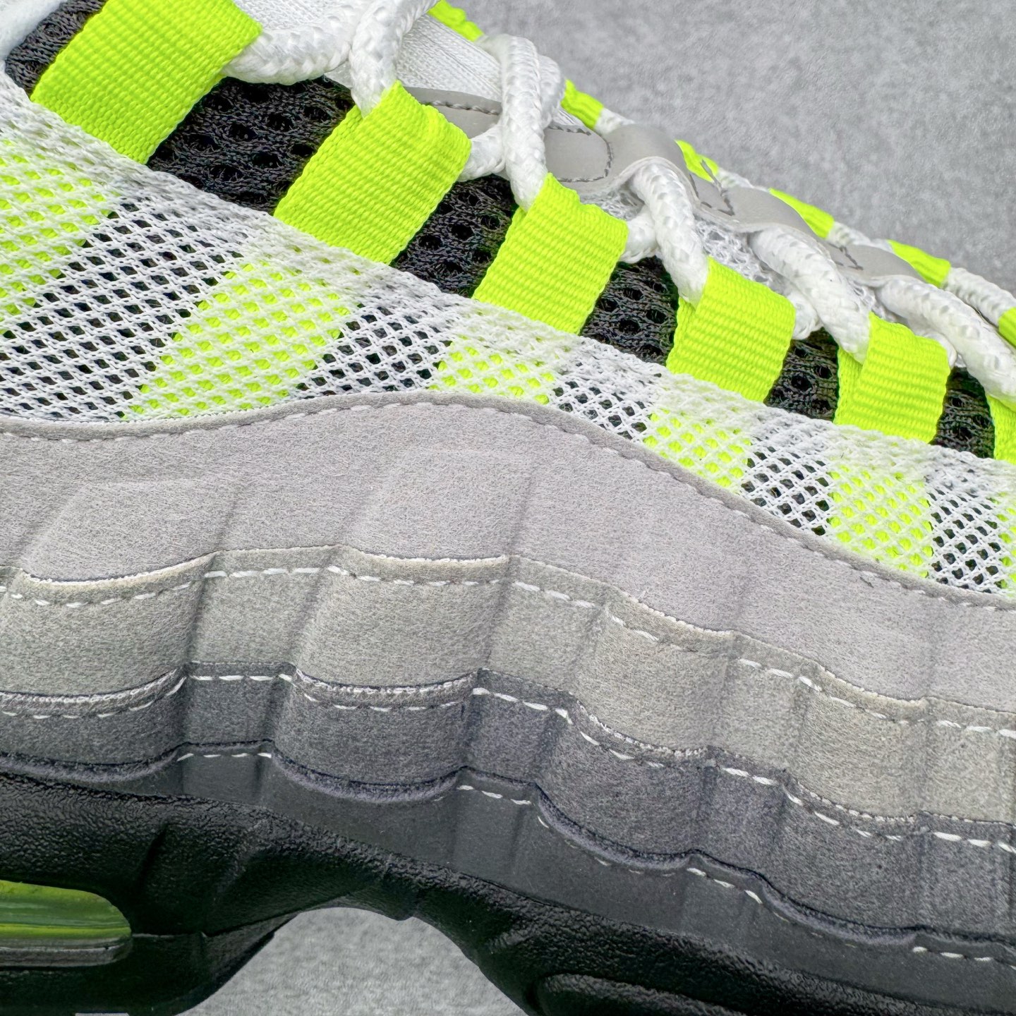 图片[15]-＃SF外贸特供 NK Air Max 95 OG 舒适百搭耐磨低帮气垫休闲跑步鞋 男女同款 灰绿 HM4740-001 亲自操刀耗时半年开发 重金购买全套印尼原厂纸板楦头开发 2025官方主推系列 致敬诞生30周年的传奇鞋型 Air Max 95 系列再度重磅复刻归来 以全新配色续写光辉历史 更以现代手法重塑经典 将复古风格与前沿科技完美融合 一比一鞋头弧度高度鞋身弧度 东莞原厂模具大底 一码一模 原厂高韧性Tpu 独家供应35.5 45.5 48.5 49.5 50.5 原厂特供同批次皮料与Zp零色差 原厂特供内外标均可过绿X扫描认证 独家原装Big Bubble气垫 气垫体积更大 提供更强的缓震性能和回弹性 进口玻璃冲刀皮料裁剪零毛边 电脑针车工艺 鞋面不留荧光细节 平台可冲 超高鞋面清洁度 最高QC检验标准 控制溢胶瑕疵 每一双都是工艺品 实拍调校N版已经零色差零失真 百分百还原实物色彩所见即所得 不存在货不对板色差等低级问题 选购参考实物拍摄 不混卖不参货 只用心做好货严格选品 承诺混一赔十 尺码：35.5 36 36.5 37.5 38 38.5 39 40 40.5 41 42 42.5 43 44 44.5 45 45.5 46 47.5 48.5 49.5 50.5-选品中心