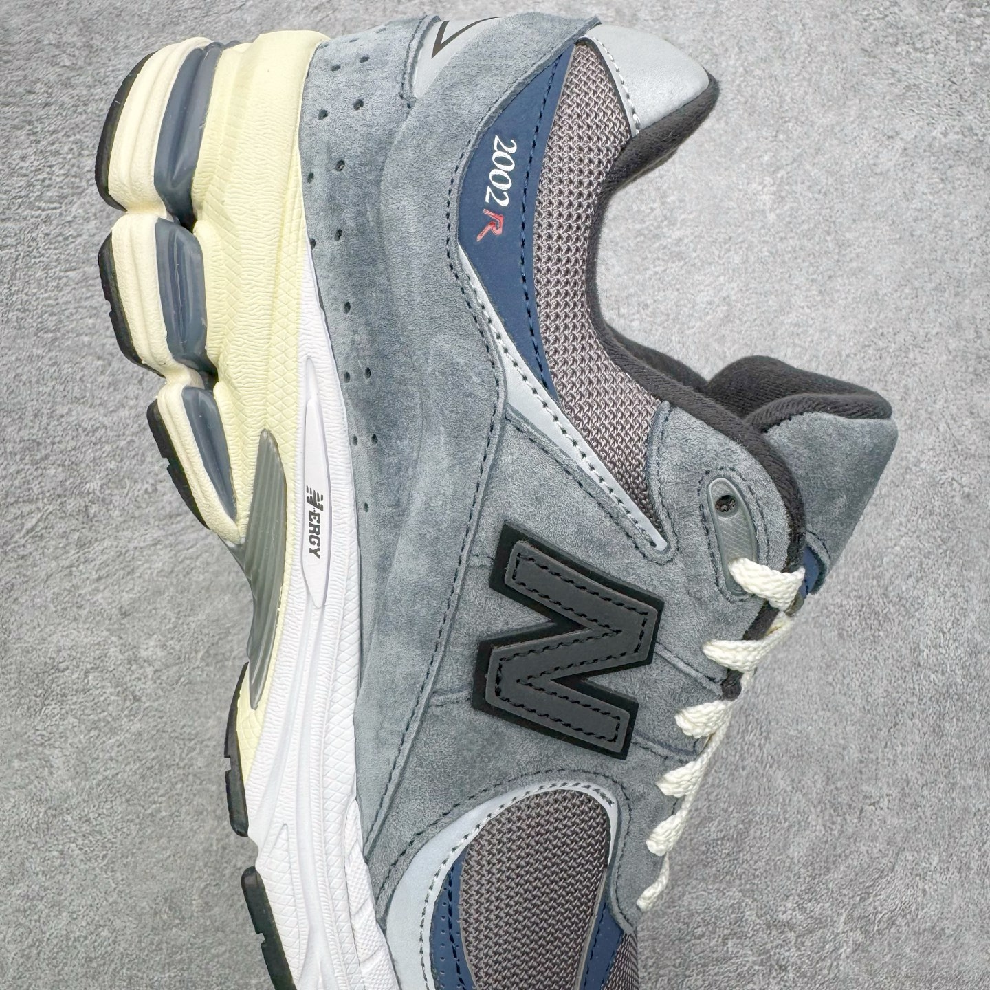 图片[6]-＃G版纯原 New Balance M2002RU2 新百伦潮流复古织物皮革减震防滑耐磨轻便低帮跑步鞋 灰碳色 基于市场现有版本全新升级调整 NB市场最强产物 全套原楦原纸板原厂数据开发 全鞋电脑针车加持 原厂网布 原装进口头层翻毛皮料正确绒感卡色 正确中底拉帮中底网布细节 一比一手工擦旧效果 冲裁组合 匠心打造 耗时两个月开发完成 工艺极其复杂难度可想而知 新开独立私模大底 全网唯一正确做旧组合大底 高端零售专供产物 尺码：36 37 37.5 38 38.5 39.5 40 40.5 41.5 42 42.5 43 44 44.5 45 45.5 46.5 47-选品中心