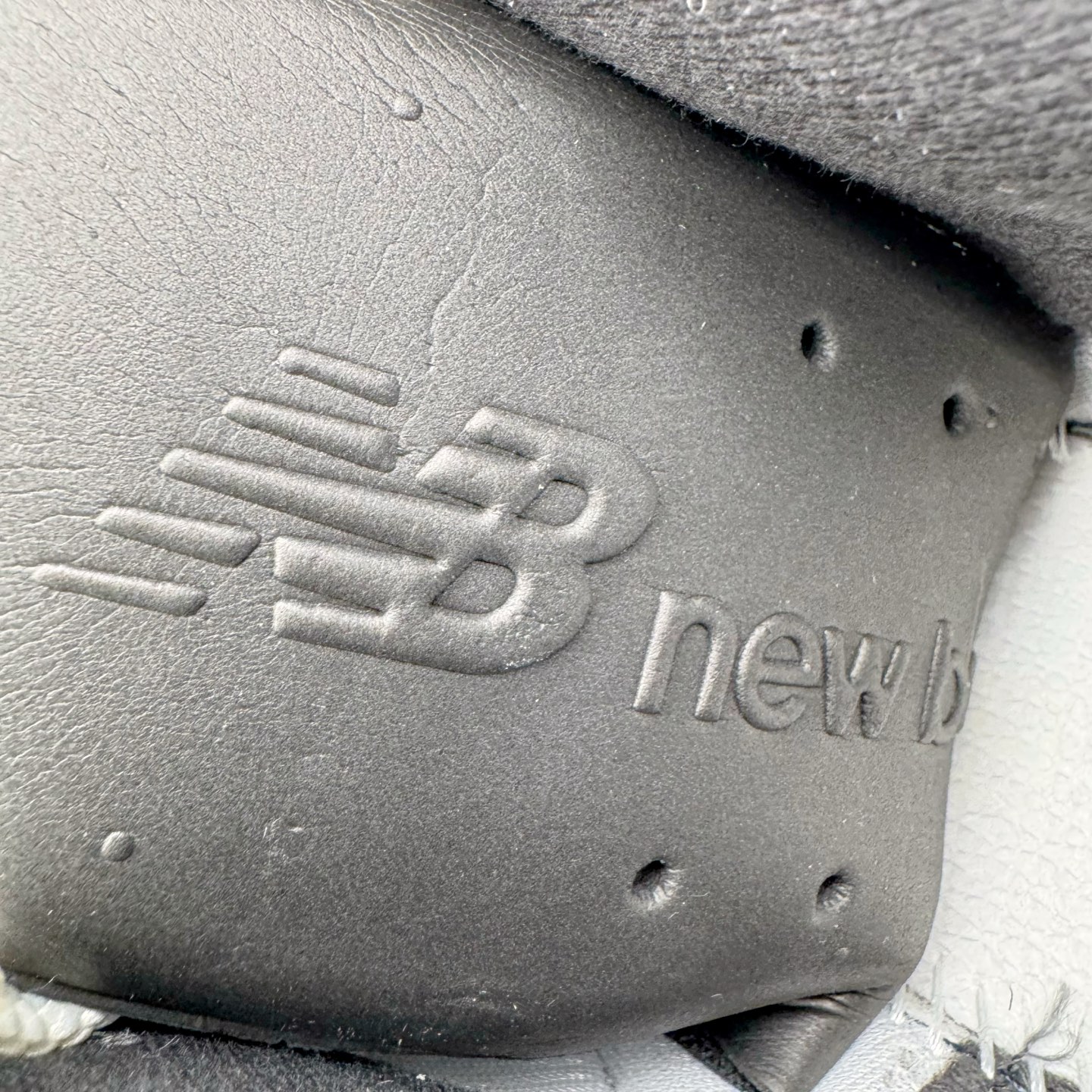 图片[10]-＃G版纯原 New Balance M2002RU2 新百伦潮流复古织物皮革减震防滑耐磨轻便低帮跑步鞋 灰碳色 基于市场现有版本全新升级调整 NB市场最强产物 全套原楦原纸板原厂数据开发 全鞋电脑针车加持 原厂网布 原装进口头层翻毛皮料正确绒感卡色 正确中底拉帮中底网布细节 一比一手工擦旧效果 冲裁组合 匠心打造 耗时两个月开发完成 工艺极其复杂难度可想而知 新开独立私模大底 全网唯一正确做旧组合大底 高端零售专供产物 尺码：36 37 37.5 38 38.5 39.5 40 40.5 41.5 42 42.5 43 44 44.5 45 45.5 46.5 47-选品中心