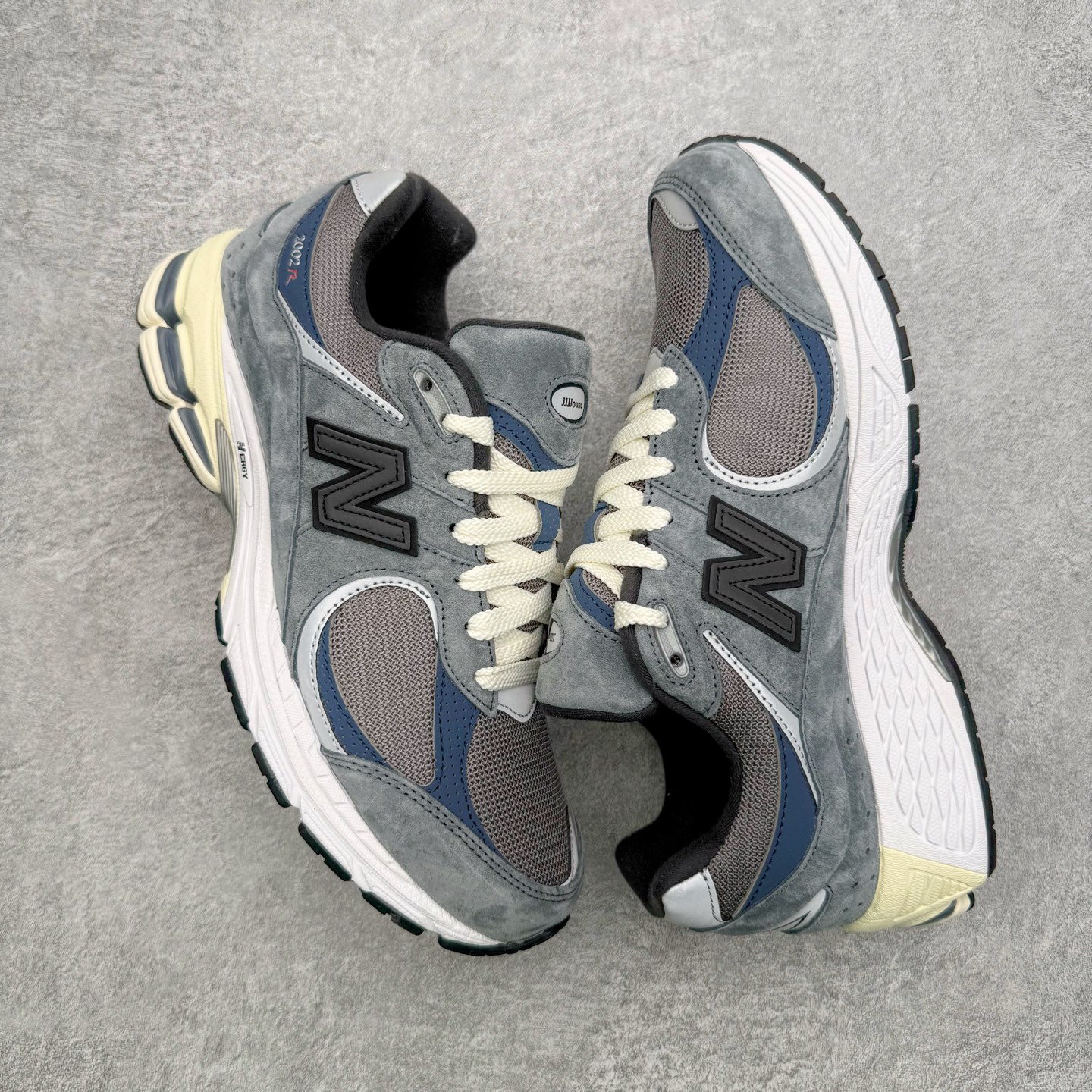 图片[3]-＃G版纯原 New Balance M2002RU2 新百伦潮流复古织物皮革减震防滑耐磨轻便低帮跑步鞋 灰碳色 基于市场现有版本全新升级调整 NB市场最强产物 全套原楦原纸板原厂数据开发 全鞋电脑针车加持 原厂网布 原装进口头层翻毛皮料正确绒感卡色 正确中底拉帮中底网布细节 一比一手工擦旧效果 冲裁组合 匠心打造 耗时两个月开发完成 工艺极其复杂难度可想而知 新开独立私模大底 全网唯一正确做旧组合大底 高端零售专供产物 尺码：36 37 37.5 38 38.5 39.5 40 40.5 41.5 42 42.5 43 44 44.5 45 45.5 46.5 47-选品中心