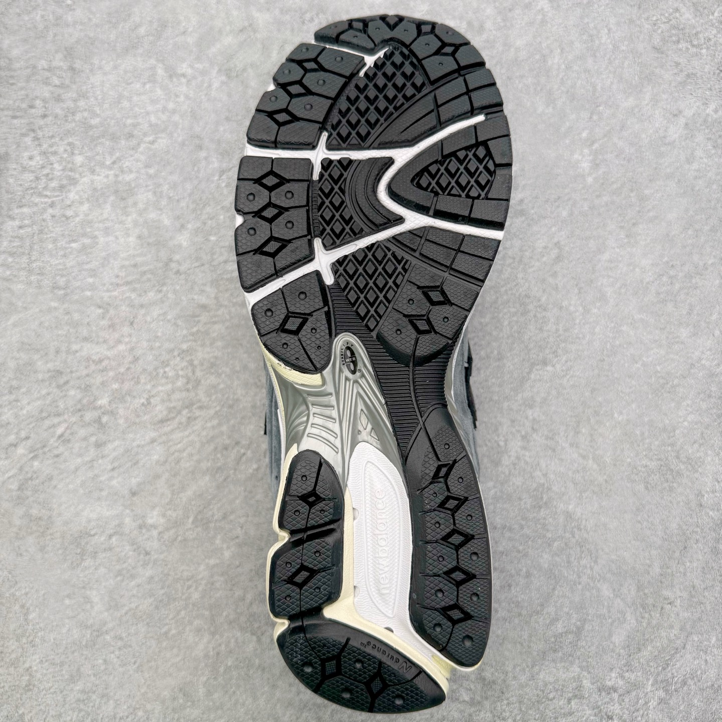 图片[9]-＃G版纯原 New Balance M2002RU2 新百伦潮流复古织物皮革减震防滑耐磨轻便低帮跑步鞋 灰碳色 基于市场现有版本全新升级调整 NB市场最强产物 全套原楦原纸板原厂数据开发 全鞋电脑针车加持 原厂网布 原装进口头层翻毛皮料正确绒感卡色 正确中底拉帮中底网布细节 一比一手工擦旧效果 冲裁组合 匠心打造 耗时两个月开发完成 工艺极其复杂难度可想而知 新开独立私模大底 全网唯一正确做旧组合大底 高端零售专供产物 尺码：36 37 37.5 38 38.5 39.5 40 40.5 41.5 42 42.5 43 44 44.5 45 45.5 46.5 47-选品中心