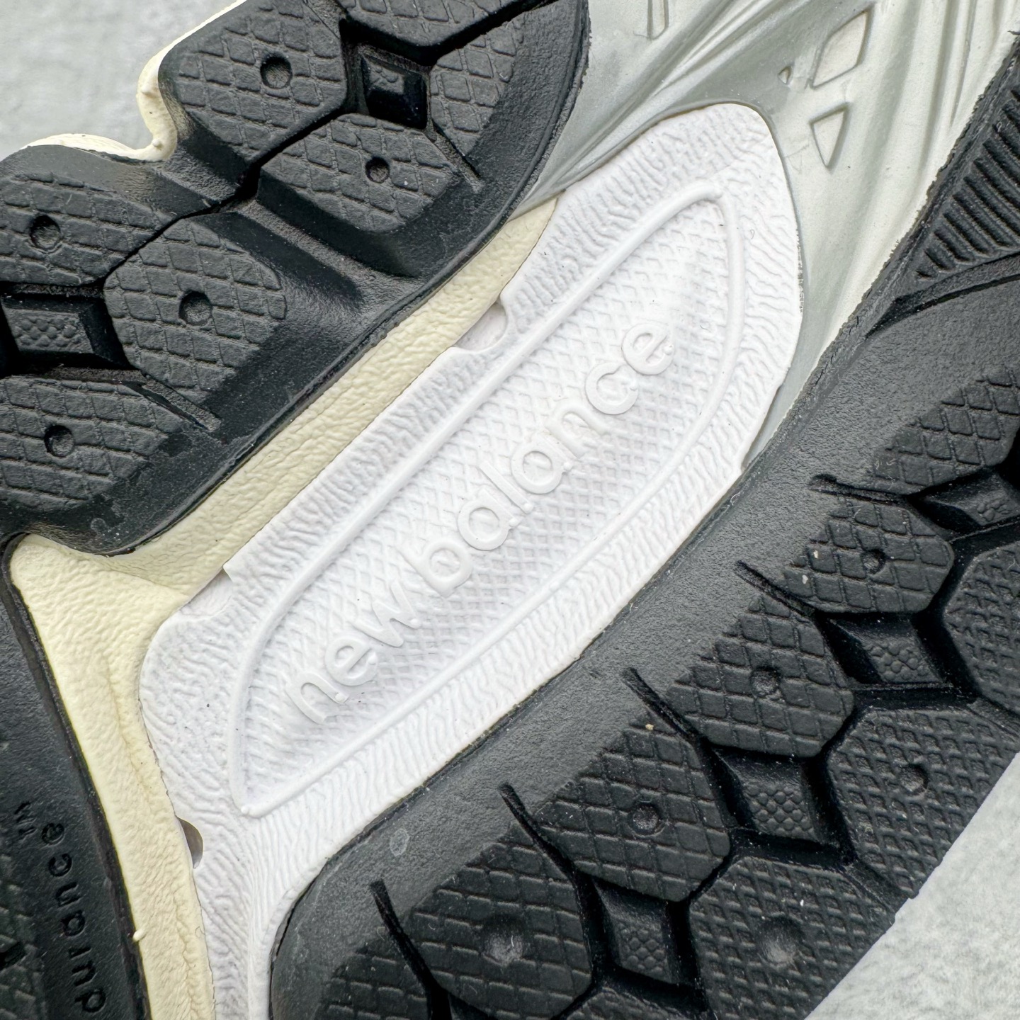 图片[21]-＃G版纯原 New Balance M2002RU2 新百伦潮流复古织物皮革减震防滑耐磨轻便低帮跑步鞋 灰碳色 基于市场现有版本全新升级调整 NB市场最强产物 全套原楦原纸板原厂数据开发 全鞋电脑针车加持 原厂网布 原装进口头层翻毛皮料正确绒感卡色 正确中底拉帮中底网布细节 一比一手工擦旧效果 冲裁组合 匠心打造 耗时两个月开发完成 工艺极其复杂难度可想而知 新开独立私模大底 全网唯一正确做旧组合大底 高端零售专供产物 尺码：36 37 37.5 38 38.5 39.5 40 40.5 41.5 42 42.5 43 44 44.5 45 45.5 46.5 47-选品中心