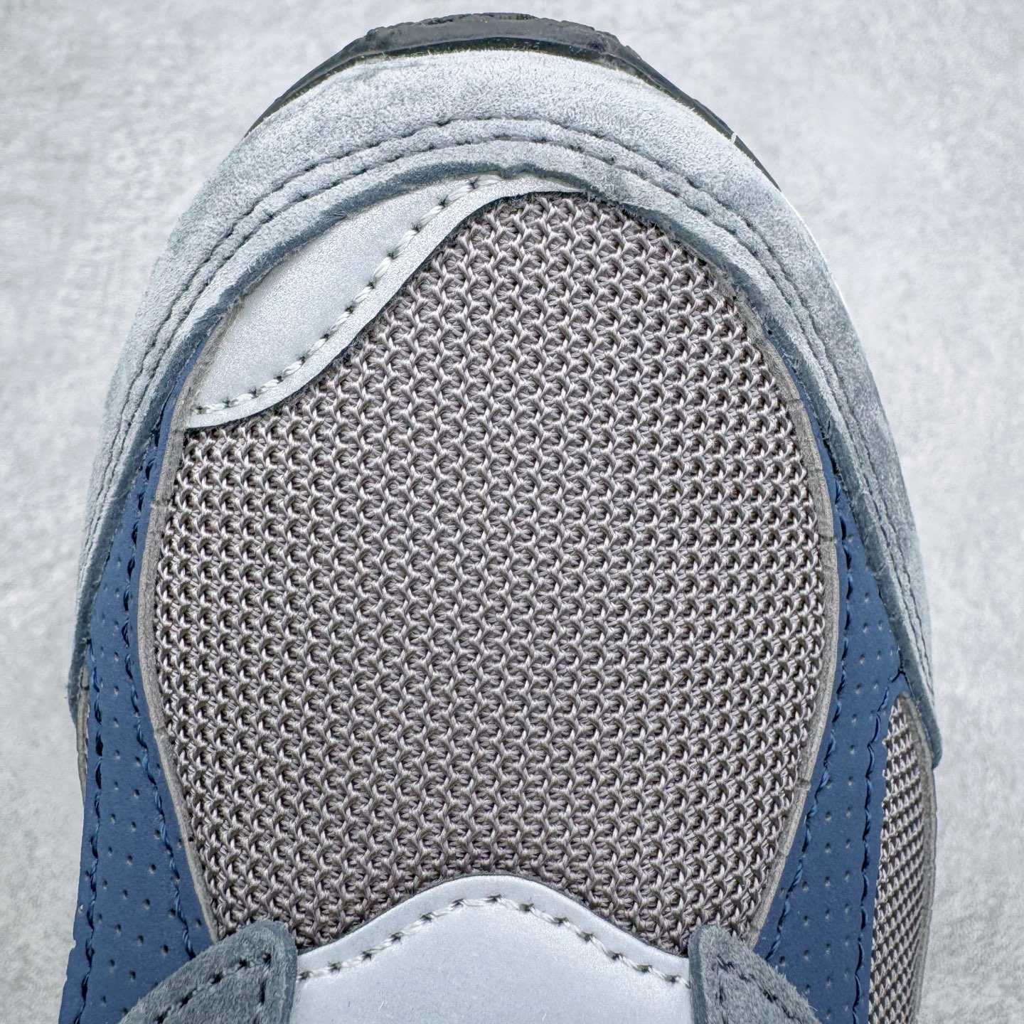 图片[15]-＃G版纯原 New Balance M2002RU2 新百伦潮流复古织物皮革减震防滑耐磨轻便低帮跑步鞋 灰碳色 基于市场现有版本全新升级调整 NB市场最强产物 全套原楦原纸板原厂数据开发 全鞋电脑针车加持 原厂网布 原装进口头层翻毛皮料正确绒感卡色 正确中底拉帮中底网布细节 一比一手工擦旧效果 冲裁组合 匠心打造 耗时两个月开发完成 工艺极其复杂难度可想而知 新开独立私模大底 全网唯一正确做旧组合大底 高端零售专供产物 尺码：36 37 37.5 38 38.5 39.5 40 40.5 41.5 42 42.5 43 44 44.5 45 45.5 46.5 47-选品中心