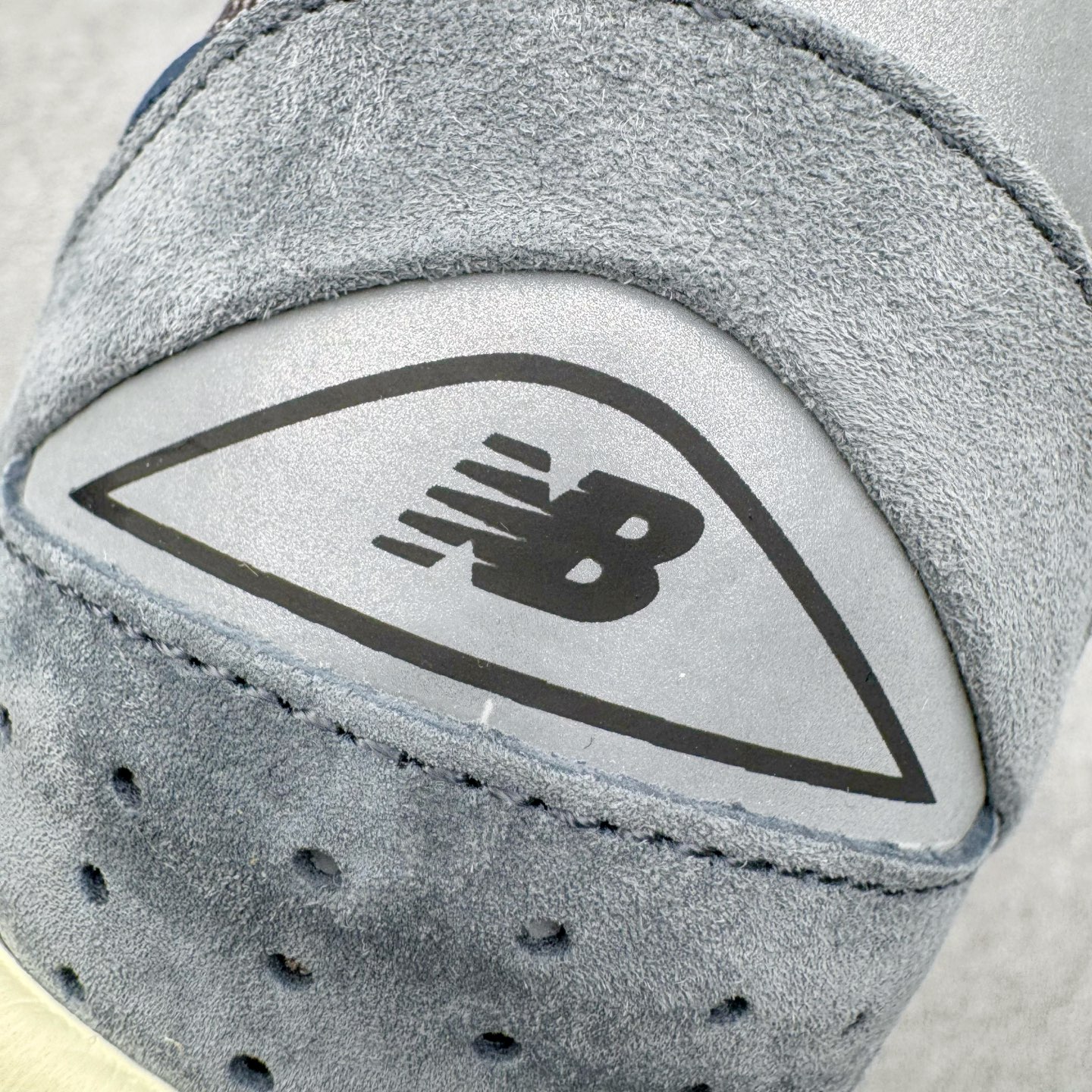 图片[16]-＃G版纯原 New Balance M2002RU2 新百伦潮流复古织物皮革减震防滑耐磨轻便低帮跑步鞋 灰碳色 基于市场现有版本全新升级调整 NB市场最强产物 全套原楦原纸板原厂数据开发 全鞋电脑针车加持 原厂网布 原装进口头层翻毛皮料正确绒感卡色 正确中底拉帮中底网布细节 一比一手工擦旧效果 冲裁组合 匠心打造 耗时两个月开发完成 工艺极其复杂难度可想而知 新开独立私模大底 全网唯一正确做旧组合大底 高端零售专供产物 尺码：36 37 37.5 38 38.5 39.5 40 40.5 41.5 42 42.5 43 44 44.5 45 45.5 46.5 47-选品中心