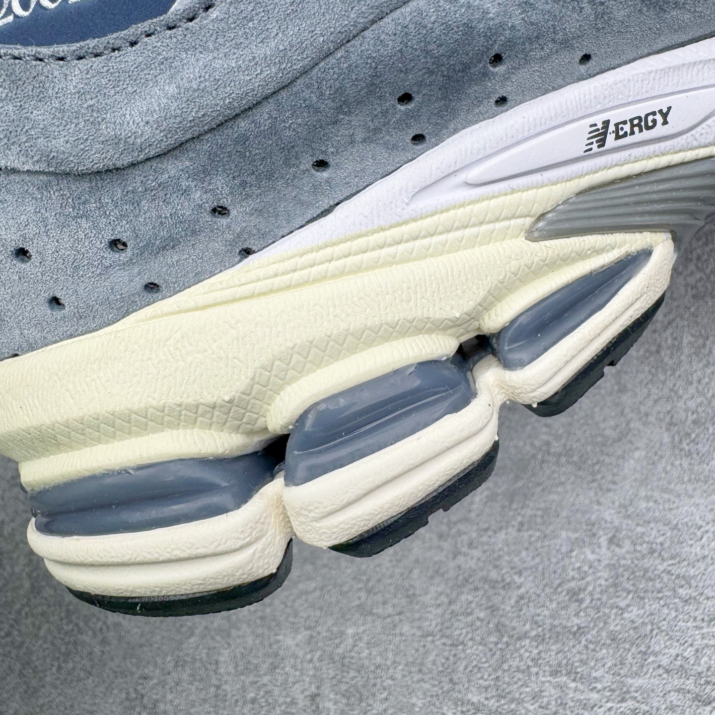 图片[20]-＃G版纯原 New Balance M2002RU2 新百伦潮流复古织物皮革减震防滑耐磨轻便低帮跑步鞋 灰碳色 基于市场现有版本全新升级调整 NB市场最强产物 全套原楦原纸板原厂数据开发 全鞋电脑针车加持 原厂网布 原装进口头层翻毛皮料正确绒感卡色 正确中底拉帮中底网布细节 一比一手工擦旧效果 冲裁组合 匠心打造 耗时两个月开发完成 工艺极其复杂难度可想而知 新开独立私模大底 全网唯一正确做旧组合大底 高端零售专供产物 尺码：36 37 37.5 38 38.5 39.5 40 40.5 41.5 42 42.5 43 44 44.5 45 45.5 46.5 47-选品中心