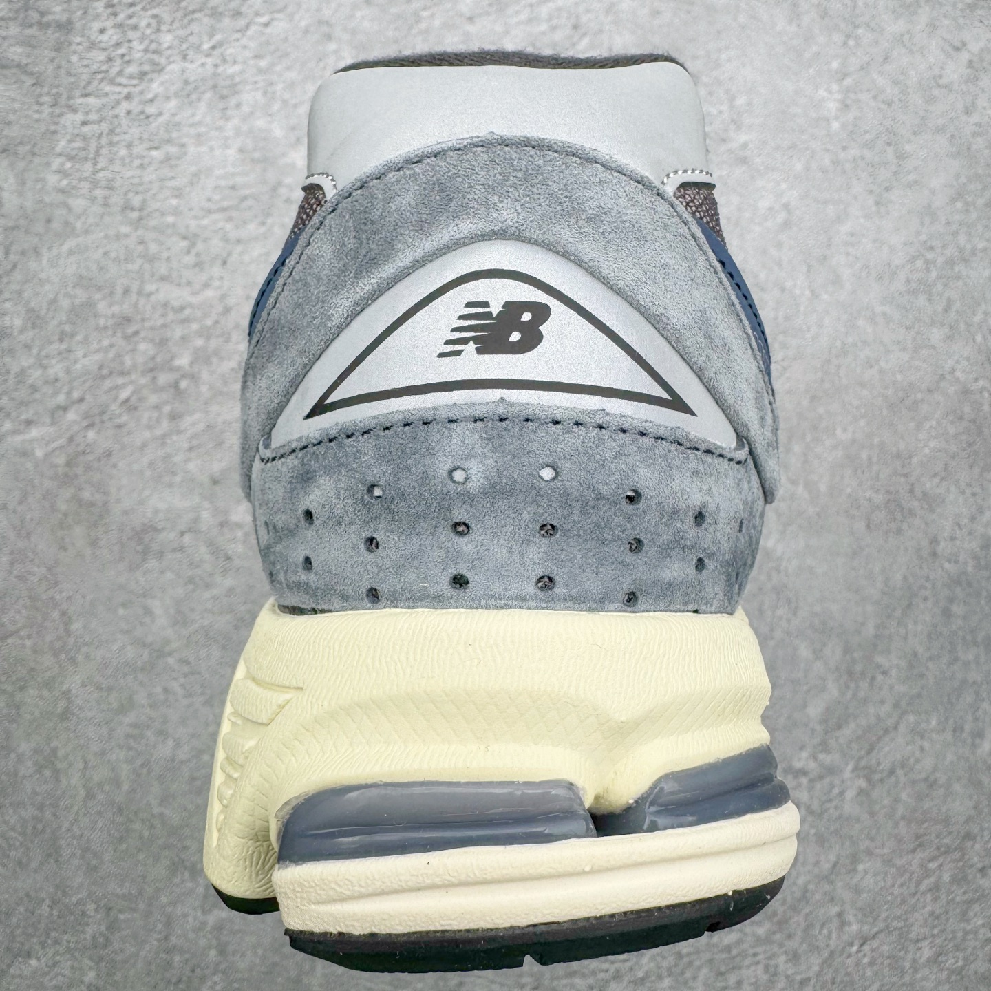 图片[8]-＃G版纯原 New Balance M2002RU2 新百伦潮流复古织物皮革减震防滑耐磨轻便低帮跑步鞋 灰碳色 基于市场现有版本全新升级调整 NB市场最强产物 全套原楦原纸板原厂数据开发 全鞋电脑针车加持 原厂网布 原装进口头层翻毛皮料正确绒感卡色 正确中底拉帮中底网布细节 一比一手工擦旧效果 冲裁组合 匠心打造 耗时两个月开发完成 工艺极其复杂难度可想而知 新开独立私模大底 全网唯一正确做旧组合大底 高端零售专供产物 尺码：36 37 37.5 38 38.5 39.5 40 40.5 41.5 42 42.5 43 44 44.5 45 45.5 46.5 47-选品中心