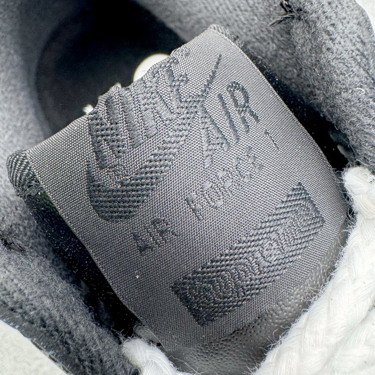 图片[17]-＃G版纯原 Supreme x NK AIR Force 1 Low 空军一号联名 黑白红 CU9225-001 独家私模2025全新鱼鳞纹大底 咬花纹路更加清晰 全新排版鞋头倒置五角星 五角星对比旧版老版本 间距放大 星星缩小 全套官方原配件 防尘布袋 全鞋电脑针车 工整有序 视觉效果满分 原厂拉帮手法 标准四线 密度针距针孔大小控制到位 原装反口里网布海绵 正确卡色网眼大小 新版鞋撑改用纸团代替 原厂港宝加持完美还原灵魂版型 从里到外百分百还原 内置Sole气垫 中底白色背胶 已经无限的接近公司 原厂楦头 原厂刺绣 后跟弧度完美 独家私模最大开发到48.5 尺码：35.5 36 36.5 37.5 38 38.5 39 40 40.5 41 42 42.5 43 44 44.5 45 46 47.5 48.5-选品中心