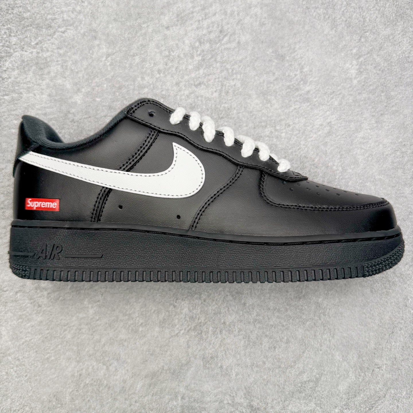 ＃G版纯原 Supreme x NK AIR Force 1 Low 空军一号联名 黑白红 CU9225-001 独家私模2025全新鱼鳞纹大底 咬花纹路更加清晰 全新排版鞋头倒置五角星 五角星对比旧版老版本 间距放大 星星缩小 全套官方原配件 防尘布袋 全鞋电脑针车 工整有序 视觉效果满分 原厂拉帮手法 标准四线 密度针距针孔大小控制到位 原装反口里网布海绵 正确卡色网眼大小 新版鞋撑改用纸团代替 原厂港宝加持完美还原灵魂版型 从里到外百分百还原 内置Sole气垫 中底白色背胶 已经无限的接近公司 原厂楦头 原厂刺绣 后跟弧度完美 独家私模最大开发到48.5 尺码：35.5 36 36.5 37.5 38 38.5 39 40 40.5 41 42 42.5 43 44 44.5 45 46 47.5 48.5-选品中心