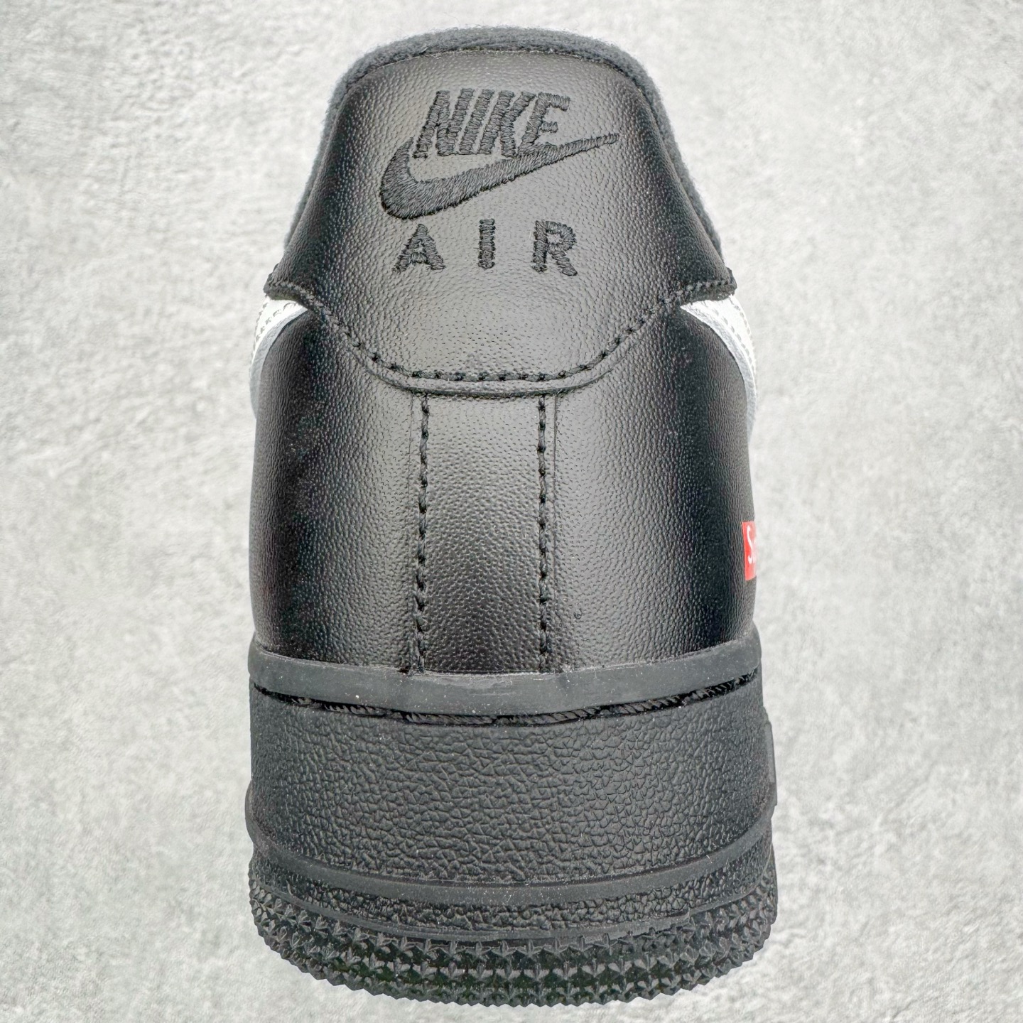 图片[8]-＃G版纯原 Supreme x NK AIR Force 1 Low 空军一号联名 黑白红 CU9225-001 独家私模2025全新鱼鳞纹大底 咬花纹路更加清晰 全新排版鞋头倒置五角星 五角星对比旧版老版本 间距放大 星星缩小 全套官方原配件 防尘布袋 全鞋电脑针车 工整有序 视觉效果满分 原厂拉帮手法 标准四线 密度针距针孔大小控制到位 原装反口里网布海绵 正确卡色网眼大小 新版鞋撑改用纸团代替 原厂港宝加持完美还原灵魂版型 从里到外百分百还原 内置Sole气垫 中底白色背胶 已经无限的接近公司 原厂楦头 原厂刺绣 后跟弧度完美 独家私模最大开发到48.5 尺码：35.5 36 36.5 37.5 38 38.5 39 40 40.5 41 42 42.5 43 44 44.5 45 46 47.5 48.5-选品中心