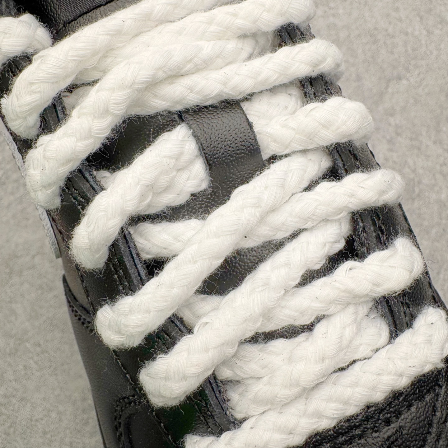 图片[16]-＃G版纯原 Supreme x NK AIR Force 1 Low 空军一号联名 黑白红 CU9225-001 独家私模2025全新鱼鳞纹大底 咬花纹路更加清晰 全新排版鞋头倒置五角星 五角星对比旧版老版本 间距放大 星星缩小 全套官方原配件 防尘布袋 全鞋电脑针车 工整有序 视觉效果满分 原厂拉帮手法 标准四线 密度针距针孔大小控制到位 原装反口里网布海绵 正确卡色网眼大小 新版鞋撑改用纸团代替 原厂港宝加持完美还原灵魂版型 从里到外百分百还原 内置Sole气垫 中底白色背胶 已经无限的接近公司 原厂楦头 原厂刺绣 后跟弧度完美 独家私模最大开发到48.5 尺码：35.5 36 36.5 37.5 38 38.5 39 40 40.5 41 42 42.5 43 44 44.5 45 46 47.5 48.5-选品中心