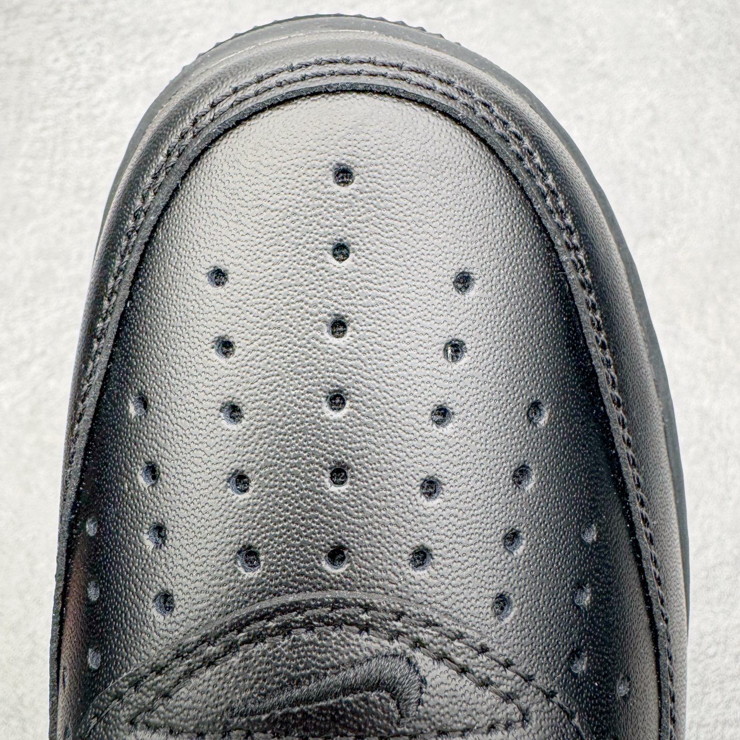 图片[15]-＃G版纯原 Supreme x NK AIR Force 1 Low 空军一号联名 黑白红 CU9225-001 独家私模2025全新鱼鳞纹大底 咬花纹路更加清晰 全新排版鞋头倒置五角星 五角星对比旧版老版本 间距放大 星星缩小 全套官方原配件 防尘布袋 全鞋电脑针车 工整有序 视觉效果满分 原厂拉帮手法 标准四线 密度针距针孔大小控制到位 原装反口里网布海绵 正确卡色网眼大小 新版鞋撑改用纸团代替 原厂港宝加持完美还原灵魂版型 从里到外百分百还原 内置Sole气垫 中底白色背胶 已经无限的接近公司 原厂楦头 原厂刺绣 后跟弧度完美 独家私模最大开发到48.5 尺码：35.5 36 36.5 37.5 38 38.5 39 40 40.5 41 42 42.5 43 44 44.5 45 46 47.5 48.5-选品中心