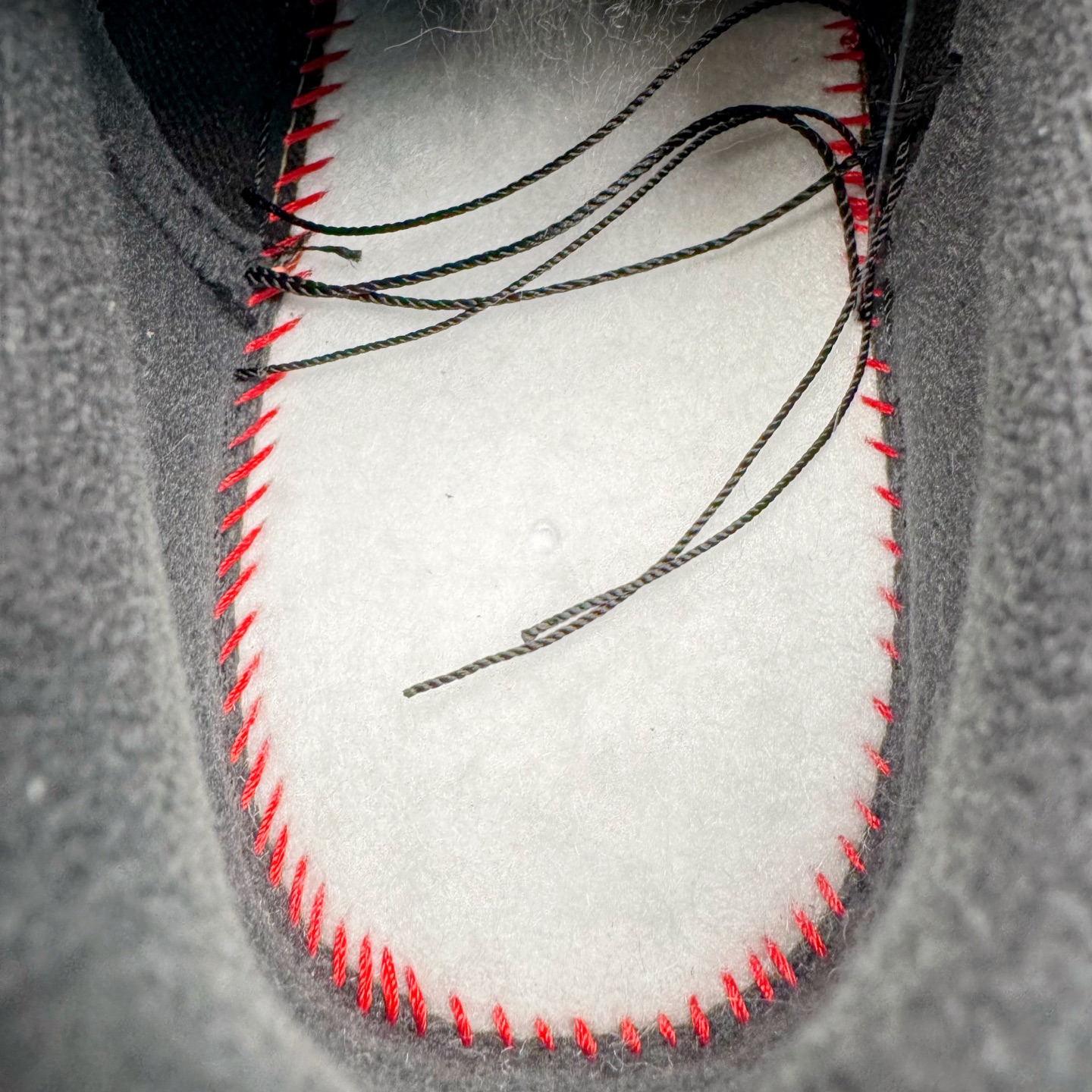 图片[20]-＃G版纯原 Supreme x NK AIR Force 1 Low 空军一号联名 黑白红 CU9225-001 独家私模2025全新鱼鳞纹大底 咬花纹路更加清晰 全新排版鞋头倒置五角星 五角星对比旧版老版本 间距放大 星星缩小 全套官方原配件 防尘布袋 全鞋电脑针车 工整有序 视觉效果满分 原厂拉帮手法 标准四线 密度针距针孔大小控制到位 原装反口里网布海绵 正确卡色网眼大小 新版鞋撑改用纸团代替 原厂港宝加持完美还原灵魂版型 从里到外百分百还原 内置Sole气垫 中底白色背胶 已经无限的接近公司 原厂楦头 原厂刺绣 后跟弧度完美 独家私模最大开发到48.5 尺码：35.5 36 36.5 37.5 38 38.5 39 40 40.5 41 42 42.5 43 44 44.5 45 46 47.5 48.5-选品中心