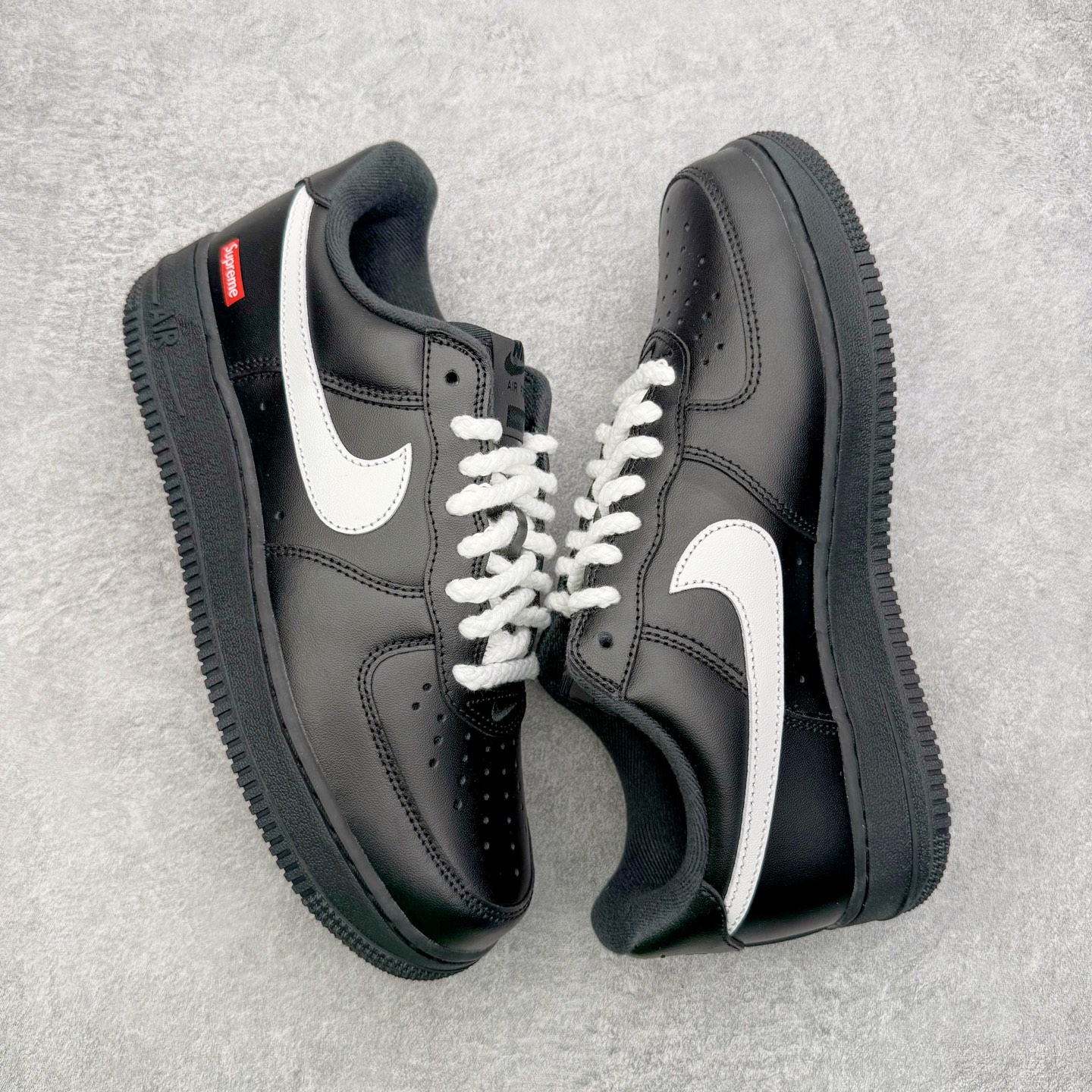 图片[3]-＃G版纯原 Supreme x NK AIR Force 1 Low 空军一号联名 黑白红 CU9225-001 独家私模2025全新鱼鳞纹大底 咬花纹路更加清晰 全新排版鞋头倒置五角星 五角星对比旧版老版本 间距放大 星星缩小 全套官方原配件 防尘布袋 全鞋电脑针车 工整有序 视觉效果满分 原厂拉帮手法 标准四线 密度针距针孔大小控制到位 原装反口里网布海绵 正确卡色网眼大小 新版鞋撑改用纸团代替 原厂港宝加持完美还原灵魂版型 从里到外百分百还原 内置Sole气垫 中底白色背胶 已经无限的接近公司 原厂楦头 原厂刺绣 后跟弧度完美 独家私模最大开发到48.5 尺码：35.5 36 36.5 37.5 38 38.5 39 40 40.5 41 42 42.5 43 44 44.5 45 46 47.5 48.5-选品中心