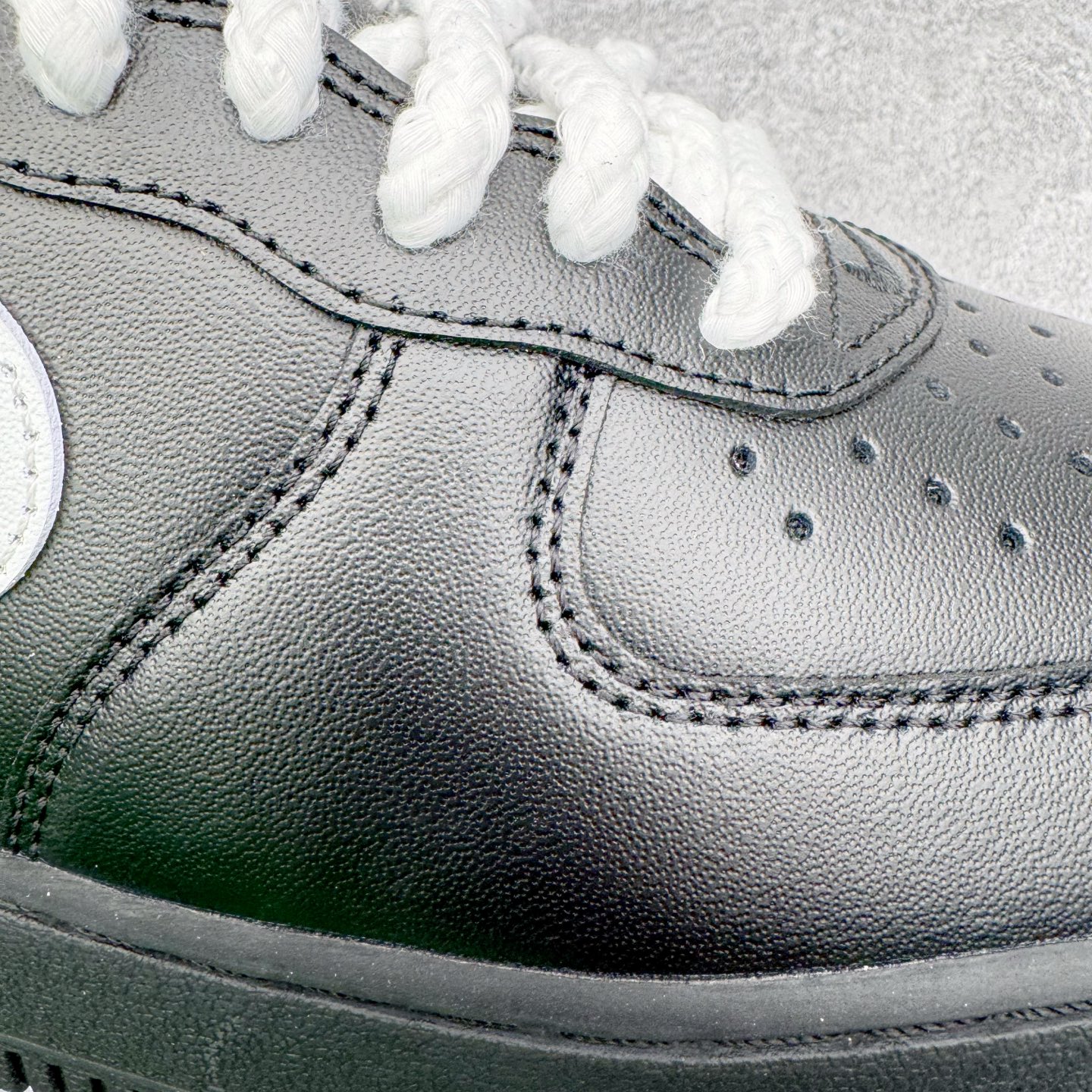 图片[10]-＃G版纯原 Supreme x NK AIR Force 1 Low 空军一号联名 黑白红 CU9225-001 独家私模2025全新鱼鳞纹大底 咬花纹路更加清晰 全新排版鞋头倒置五角星 五角星对比旧版老版本 间距放大 星星缩小 全套官方原配件 防尘布袋 全鞋电脑针车 工整有序 视觉效果满分 原厂拉帮手法 标准四线 密度针距针孔大小控制到位 原装反口里网布海绵 正确卡色网眼大小 新版鞋撑改用纸团代替 原厂港宝加持完美还原灵魂版型 从里到外百分百还原 内置Sole气垫 中底白色背胶 已经无限的接近公司 原厂楦头 原厂刺绣 后跟弧度完美 独家私模最大开发到48.5 尺码：35.5 36 36.5 37.5 38 38.5 39 40 40.5 41 42 42.5 43 44 44.5 45 46 47.5 48.5-选品中心