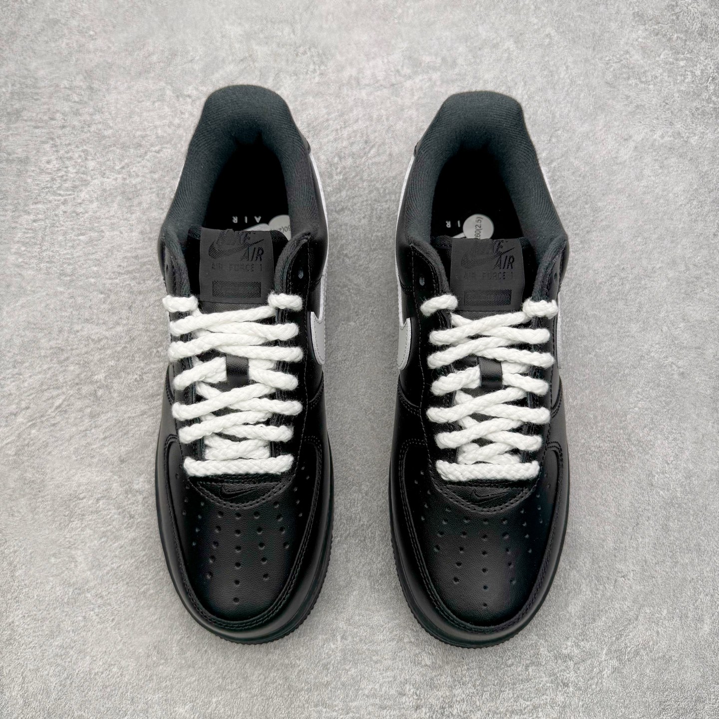 图片[2]-＃G版纯原 Supreme x NK AIR Force 1 Low 空军一号联名 黑白红 CU9225-001 独家私模2025全新鱼鳞纹大底 咬花纹路更加清晰 全新排版鞋头倒置五角星 五角星对比旧版老版本 间距放大 星星缩小 全套官方原配件 防尘布袋 全鞋电脑针车 工整有序 视觉效果满分 原厂拉帮手法 标准四线 密度针距针孔大小控制到位 原装反口里网布海绵 正确卡色网眼大小 新版鞋撑改用纸团代替 原厂港宝加持完美还原灵魂版型 从里到外百分百还原 内置Sole气垫 中底白色背胶 已经无限的接近公司 原厂楦头 原厂刺绣 后跟弧度完美 独家私模最大开发到48.5 尺码：35.5 36 36.5 37.5 38 38.5 39 40 40.5 41 42 42.5 43 44 44.5 45 46 47.5 48.5-选品中心