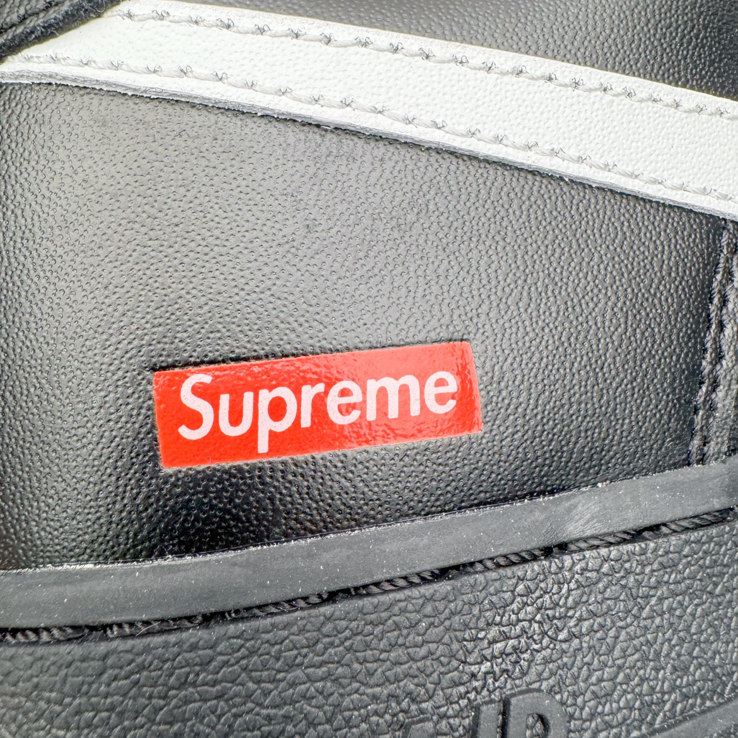 图片[12]-＃G版纯原 Supreme x NK AIR Force 1 Low 空军一号联名 黑白红 CU9225-001 独家私模2025全新鱼鳞纹大底 咬花纹路更加清晰 全新排版鞋头倒置五角星 五角星对比旧版老版本 间距放大 星星缩小 全套官方原配件 防尘布袋 全鞋电脑针车 工整有序 视觉效果满分 原厂拉帮手法 标准四线 密度针距针孔大小控制到位 原装反口里网布海绵 正确卡色网眼大小 新版鞋撑改用纸团代替 原厂港宝加持完美还原灵魂版型 从里到外百分百还原 内置Sole气垫 中底白色背胶 已经无限的接近公司 原厂楦头 原厂刺绣 后跟弧度完美 独家私模最大开发到48.5 尺码：35.5 36 36.5 37.5 38 38.5 39 40 40.5 41 42 42.5 43 44 44.5 45 46 47.5 48.5-选品中心