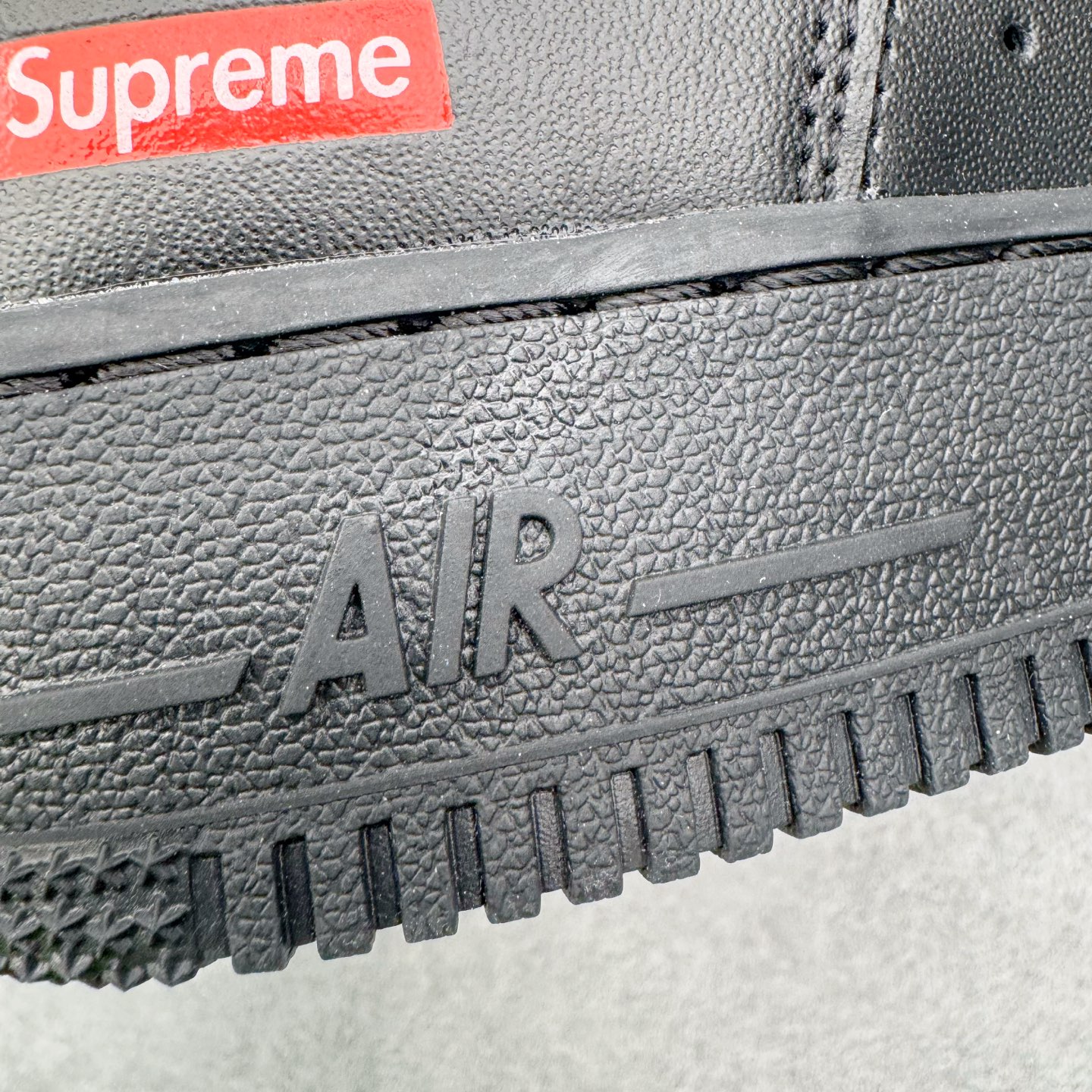 图片[13]-＃G版纯原 Supreme x NK AIR Force 1 Low 空军一号联名 黑白红 CU9225-001 独家私模2025全新鱼鳞纹大底 咬花纹路更加清晰 全新排版鞋头倒置五角星 五角星对比旧版老版本 间距放大 星星缩小 全套官方原配件 防尘布袋 全鞋电脑针车 工整有序 视觉效果满分 原厂拉帮手法 标准四线 密度针距针孔大小控制到位 原装反口里网布海绵 正确卡色网眼大小 新版鞋撑改用纸团代替 原厂港宝加持完美还原灵魂版型 从里到外百分百还原 内置Sole气垫 中底白色背胶 已经无限的接近公司 原厂楦头 原厂刺绣 后跟弧度完美 独家私模最大开发到48.5 尺码：35.5 36 36.5 37.5 38 38.5 39 40 40.5 41 42 42.5 43 44 44.5 45 46 47.5 48.5-选品中心