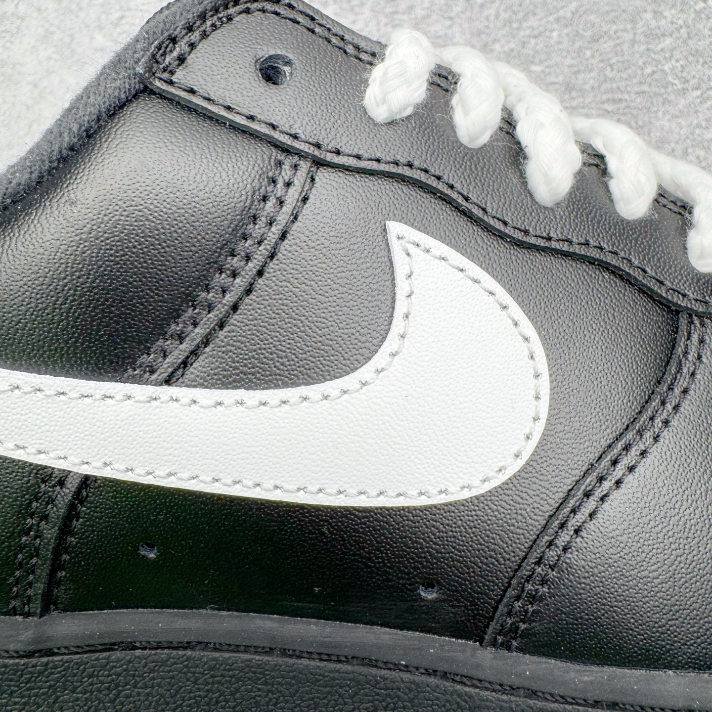 图片[11]-＃G版纯原 Supreme x NK AIR Force 1 Low 空军一号联名 黑白红 CU9225-001 独家私模2025全新鱼鳞纹大底 咬花纹路更加清晰 全新排版鞋头倒置五角星 五角星对比旧版老版本 间距放大 星星缩小 全套官方原配件 防尘布袋 全鞋电脑针车 工整有序 视觉效果满分 原厂拉帮手法 标准四线 密度针距针孔大小控制到位 原装反口里网布海绵 正确卡色网眼大小 新版鞋撑改用纸团代替 原厂港宝加持完美还原灵魂版型 从里到外百分百还原 内置Sole气垫 中底白色背胶 已经无限的接近公司 原厂楦头 原厂刺绣 后跟弧度完美 独家私模最大开发到48.5 尺码：35.5 36 36.5 37.5 38 38.5 39 40 40.5 41 42 42.5 43 44 44.5 45 46 47.5 48.5-选品中心