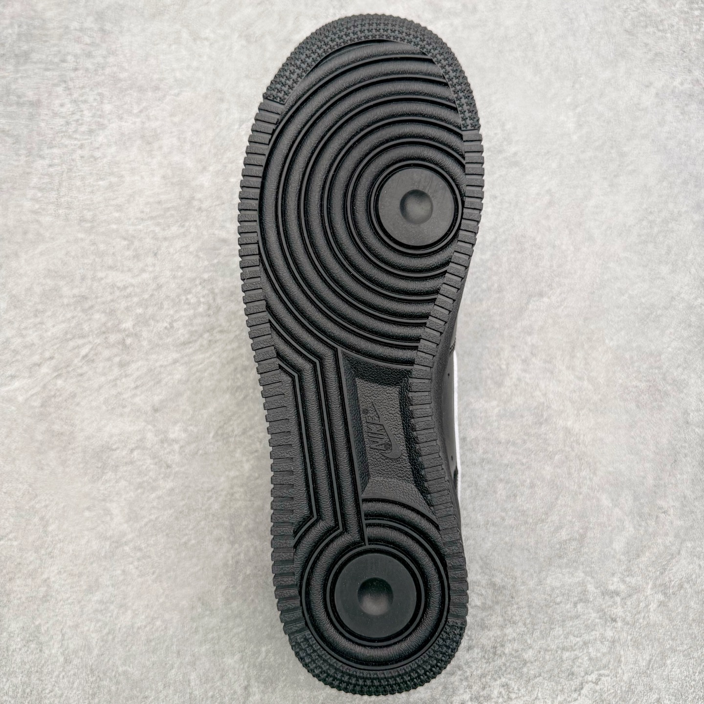 图片[9]-＃G版纯原 Supreme x NK AIR Force 1 Low 空军一号联名 黑白红 CU9225-001 独家私模2025全新鱼鳞纹大底 咬花纹路更加清晰 全新排版鞋头倒置五角星 五角星对比旧版老版本 间距放大 星星缩小 全套官方原配件 防尘布袋 全鞋电脑针车 工整有序 视觉效果满分 原厂拉帮手法 标准四线 密度针距针孔大小控制到位 原装反口里网布海绵 正确卡色网眼大小 新版鞋撑改用纸团代替 原厂港宝加持完美还原灵魂版型 从里到外百分百还原 内置Sole气垫 中底白色背胶 已经无限的接近公司 原厂楦头 原厂刺绣 后跟弧度完美 独家私模最大开发到48.5 尺码：35.5 36 36.5 37.5 38 38.5 39 40 40.5 41 42 42.5 43 44 44.5 45 46 47.5 48.5-选品中心