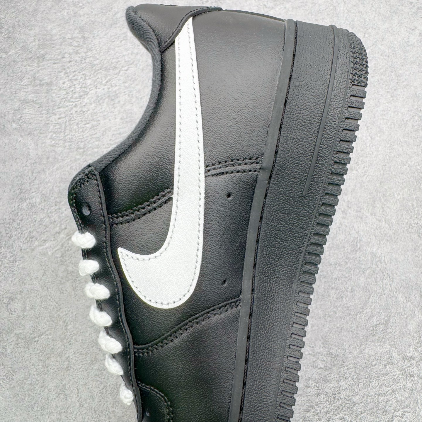 图片[7]-＃G版纯原 Supreme x NK AIR Force 1 Low 空军一号联名 黑白红 CU9225-001 独家私模2025全新鱼鳞纹大底 咬花纹路更加清晰 全新排版鞋头倒置五角星 五角星对比旧版老版本 间距放大 星星缩小 全套官方原配件 防尘布袋 全鞋电脑针车 工整有序 视觉效果满分 原厂拉帮手法 标准四线 密度针距针孔大小控制到位 原装反口里网布海绵 正确卡色网眼大小 新版鞋撑改用纸团代替 原厂港宝加持完美还原灵魂版型 从里到外百分百还原 内置Sole气垫 中底白色背胶 已经无限的接近公司 原厂楦头 原厂刺绣 后跟弧度完美 独家私模最大开发到48.5 尺码：35.5 36 36.5 37.5 38 38.5 39 40 40.5 41 42 42.5 43 44 44.5 45 46 47.5 48.5-选品中心