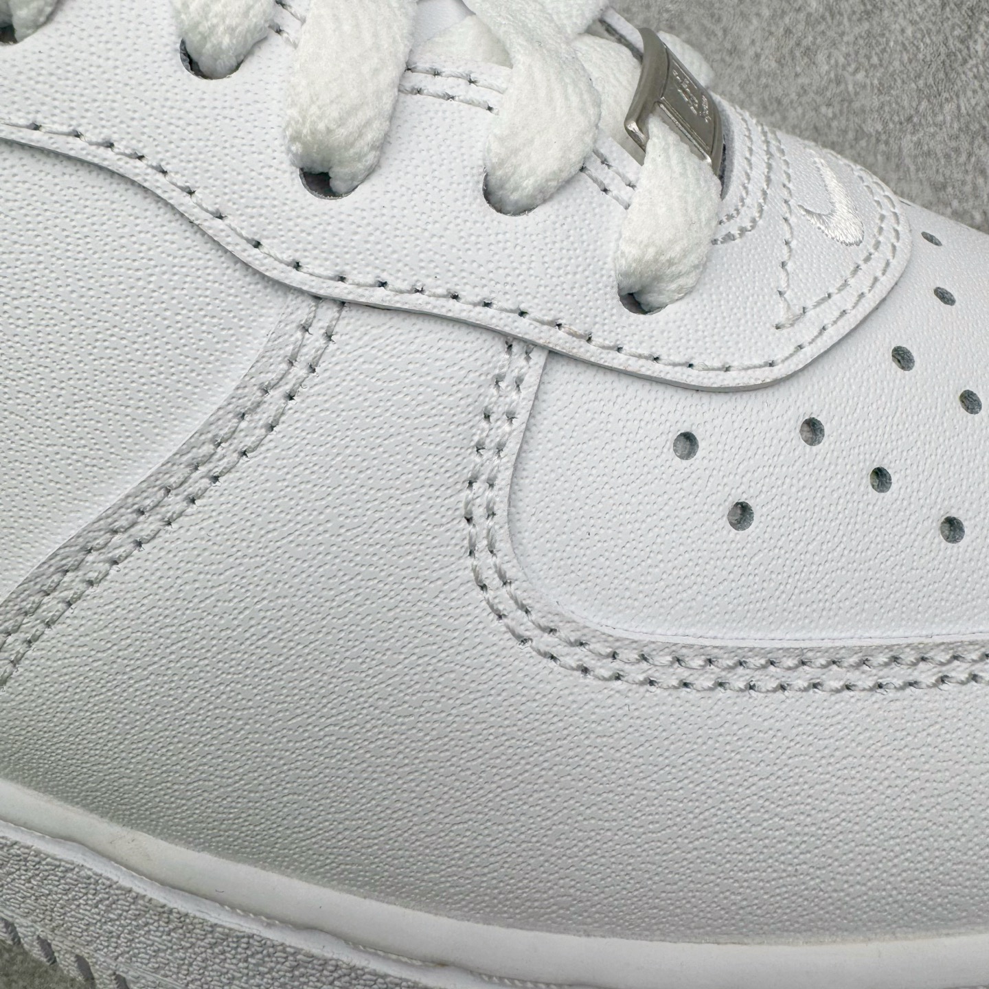 图片[19]-＃G版纯原 Supreme x NK AIR Force 1 Low 空军一号联名 白黑 CU9225-102 注意此配色为原厂皮料 独家私模2025全新鱼鳞纹大底 咬花纹路更加清晰 全新排版鞋头倒置五角星 五角星对比旧版老版本 间距放大 星星缩小 全套官方原配件 防尘布袋 全鞋电脑针车 工整有序 视觉效果满分 原厂拉帮手法 标准四线 密度针距针孔大小控制到位 原装反口里网布海绵 正确卡色网眼大小 新版鞋撑改用纸团代替 原厂港宝加持完美还原灵魂版型 从里到外百分百还原 内置Sole气垫 中底白色背胶 已经无限的接近公司 原厂楦头 原厂刺绣 后跟弧度完美 独家私模最大开发到48.5 尺码：35.5 36 36.5 37.5 38 38.5 39 40 40.5 41 42 42.5 43 44 44.5 45 46 47.5 48.5-选品中心