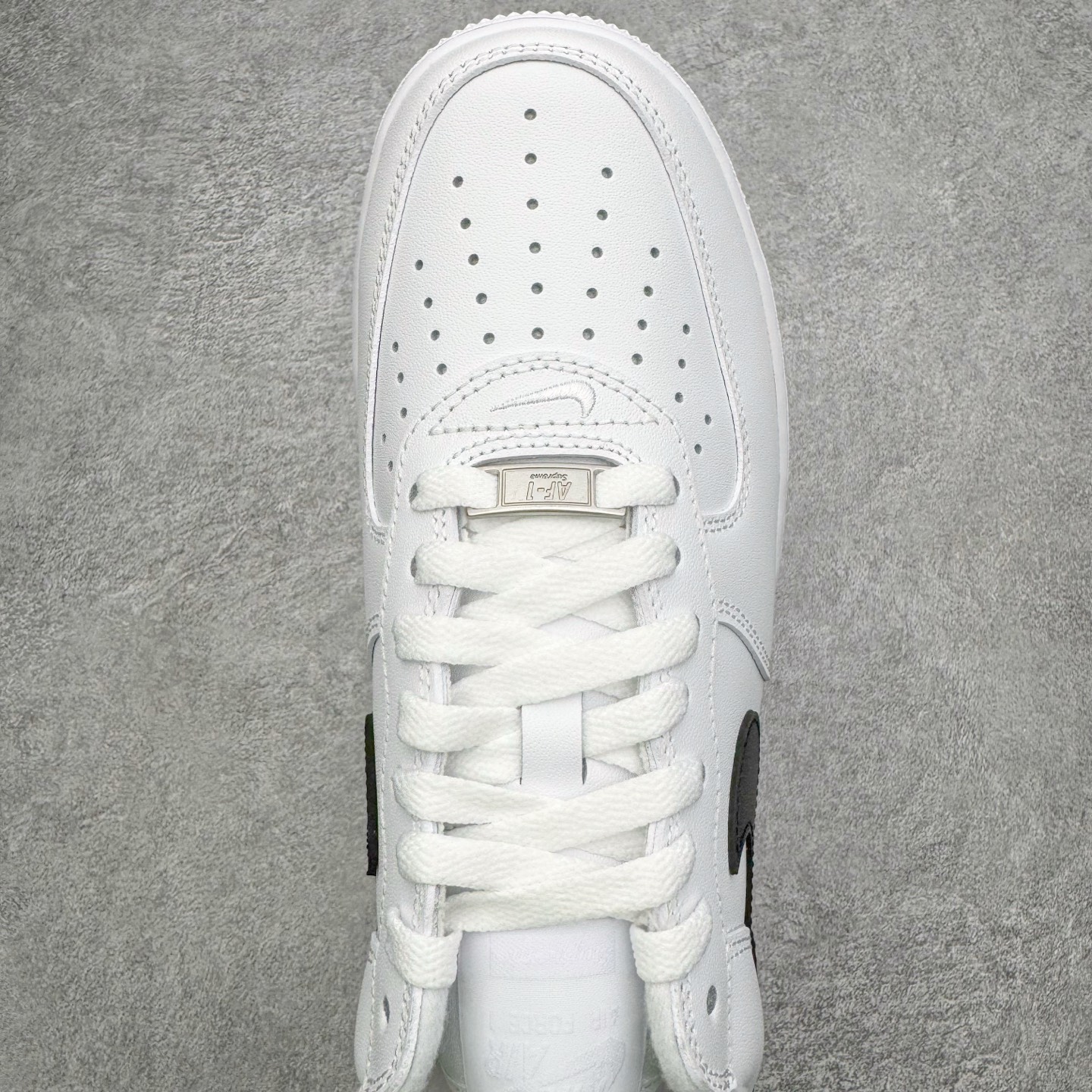 图片[4]-＃G版纯原 Supreme x NK AIR Force 1 Low 空军一号联名 白黑 CU9225-102 注意此配色为原厂皮料 独家私模2025全新鱼鳞纹大底 咬花纹路更加清晰 全新排版鞋头倒置五角星 五角星对比旧版老版本 间距放大 星星缩小 全套官方原配件 防尘布袋 全鞋电脑针车 工整有序 视觉效果满分 原厂拉帮手法 标准四线 密度针距针孔大小控制到位 原装反口里网布海绵 正确卡色网眼大小 新版鞋撑改用纸团代替 原厂港宝加持完美还原灵魂版型 从里到外百分百还原 内置Sole气垫 中底白色背胶 已经无限的接近公司 原厂楦头 原厂刺绣 后跟弧度完美 独家私模最大开发到48.5 尺码：35.5 36 36.5 37.5 38 38.5 39 40 40.5 41 42 42.5 43 44 44.5 45 46 47.5 48.5-选品中心